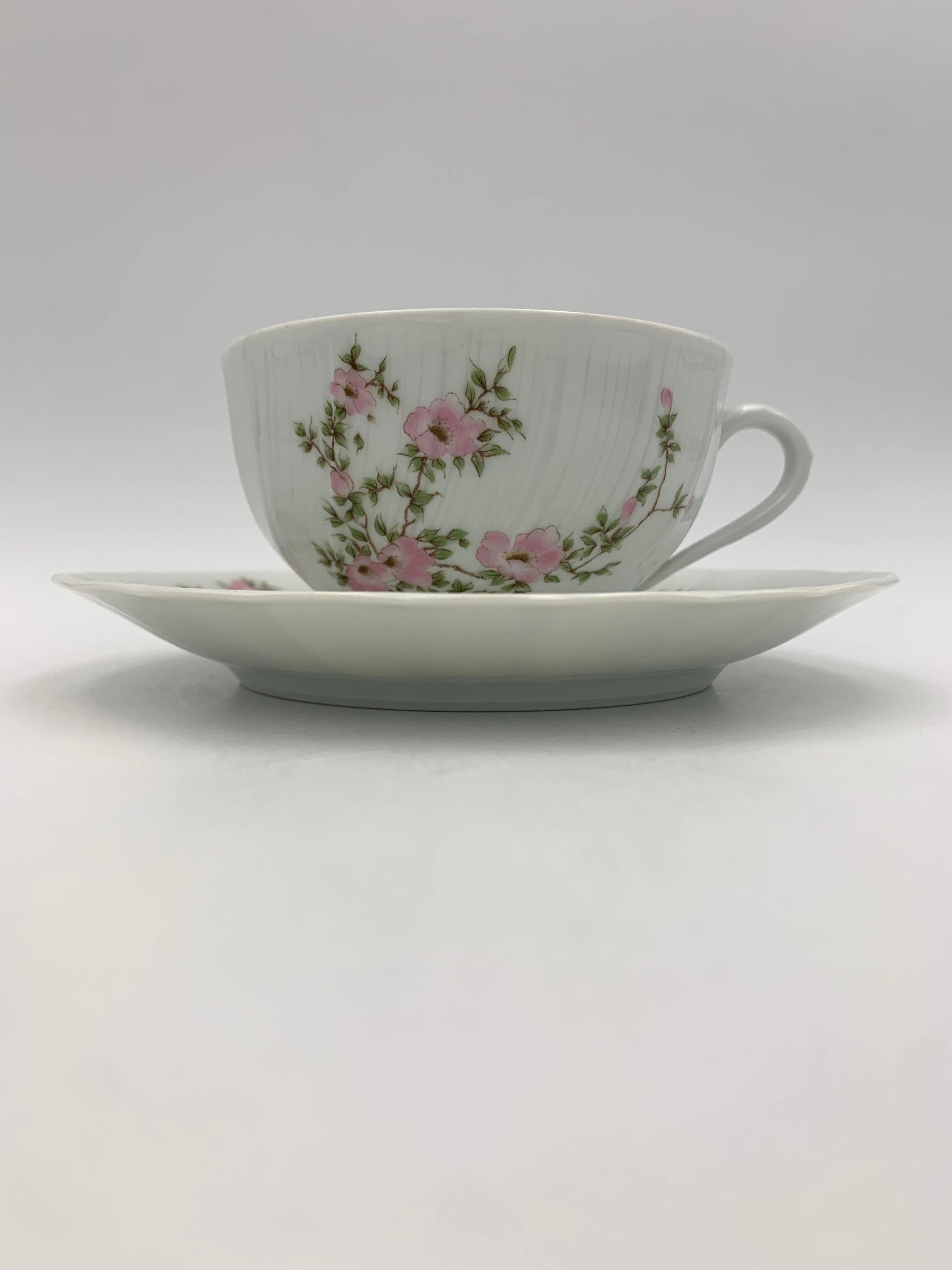 Sept tasses à thé café en porcelaine décor amandine bernardaud Limoges France - Années 1970