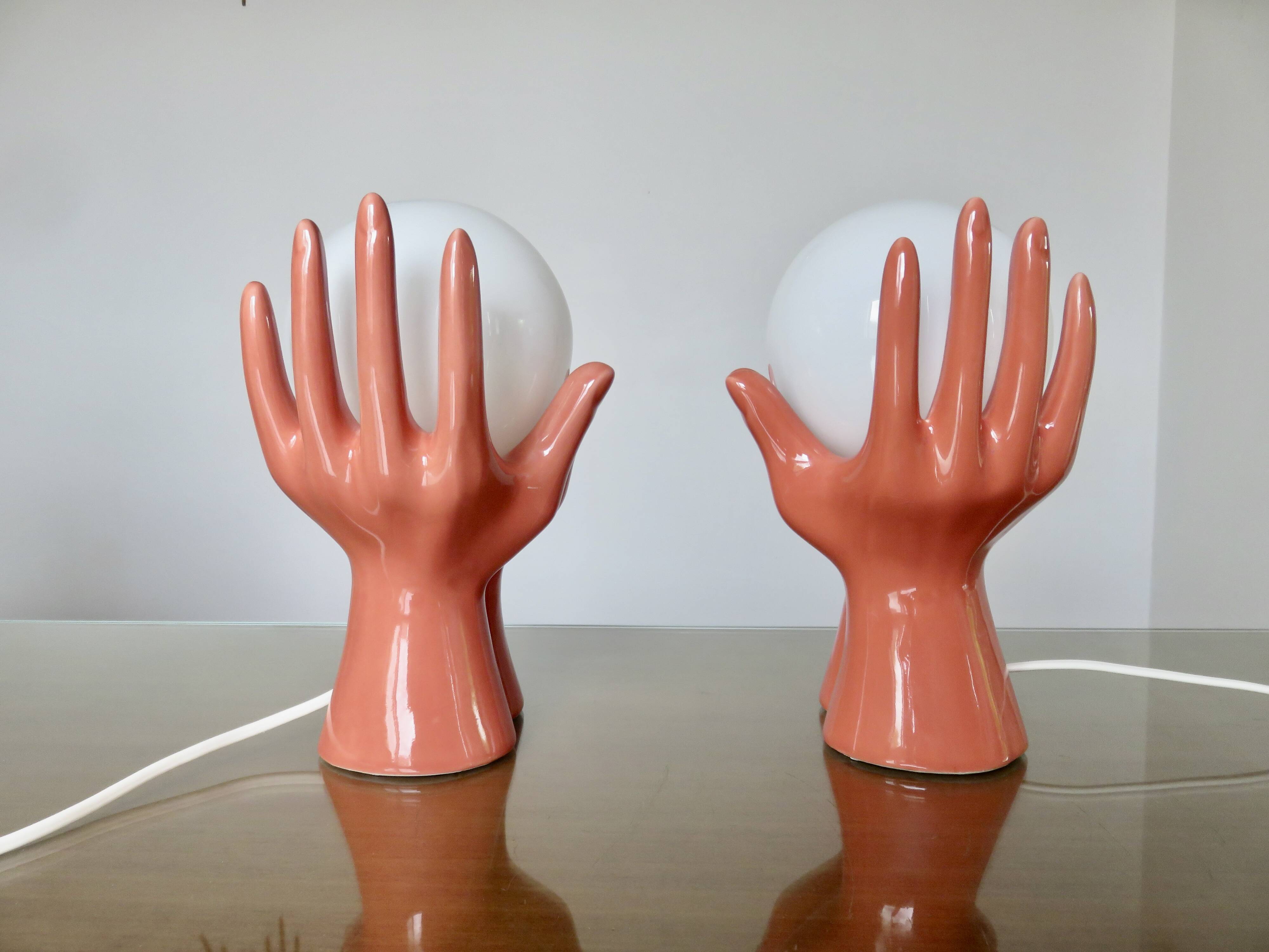 Paire de lampes "mains" en céramique rose et globe en opaline, 1980