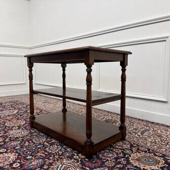 Table d'appoint anglaise classique avec dessus en cuir vert