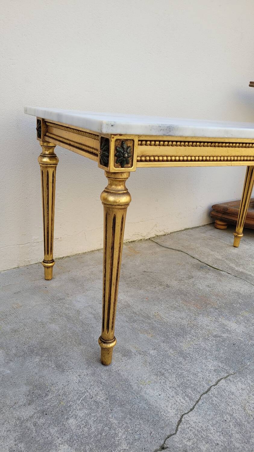 Table basse style Louis XVI en marbre et bois doré