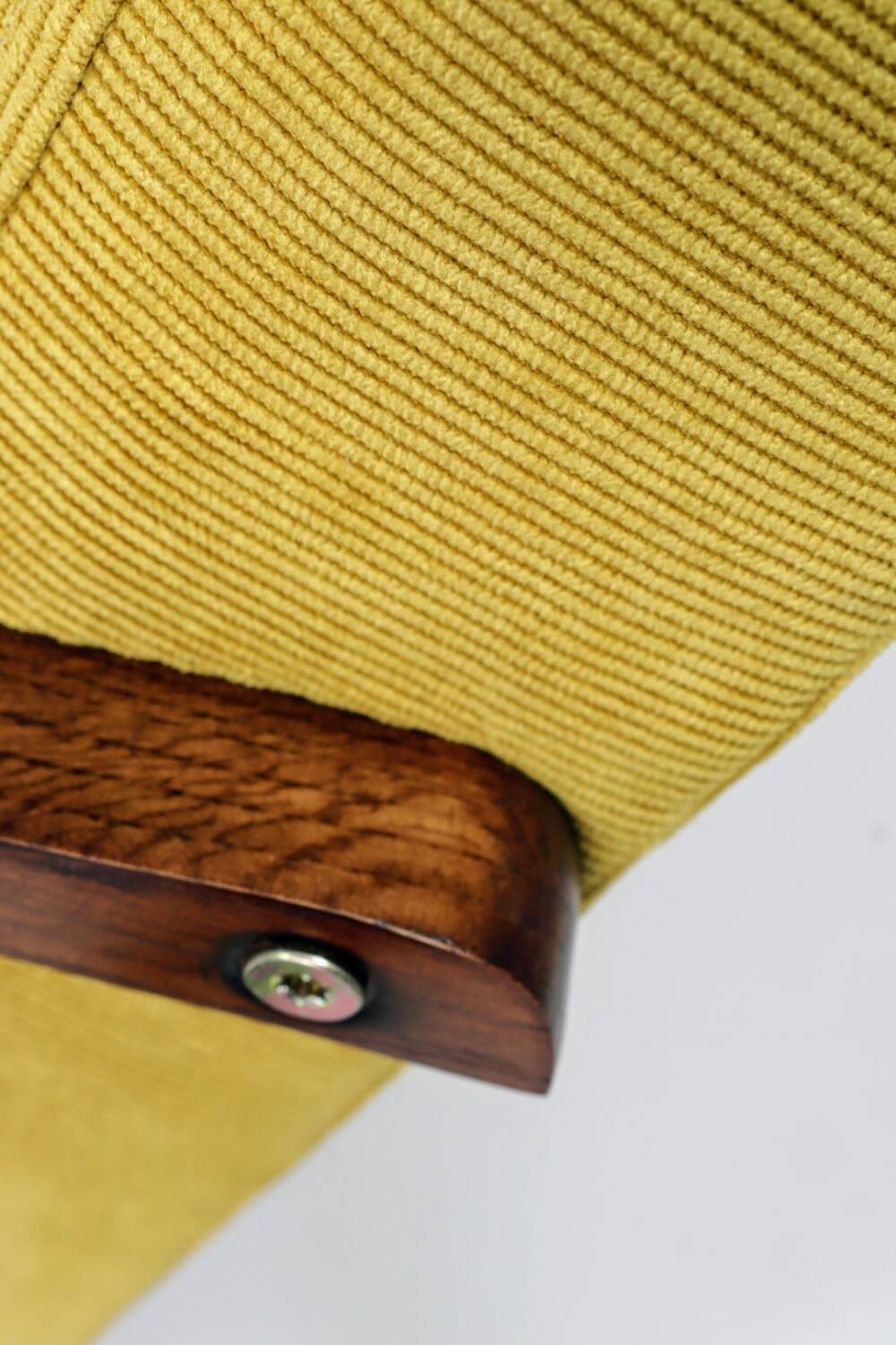 Fauteuil scandinave velours côtelé jaune citron chêne 1960