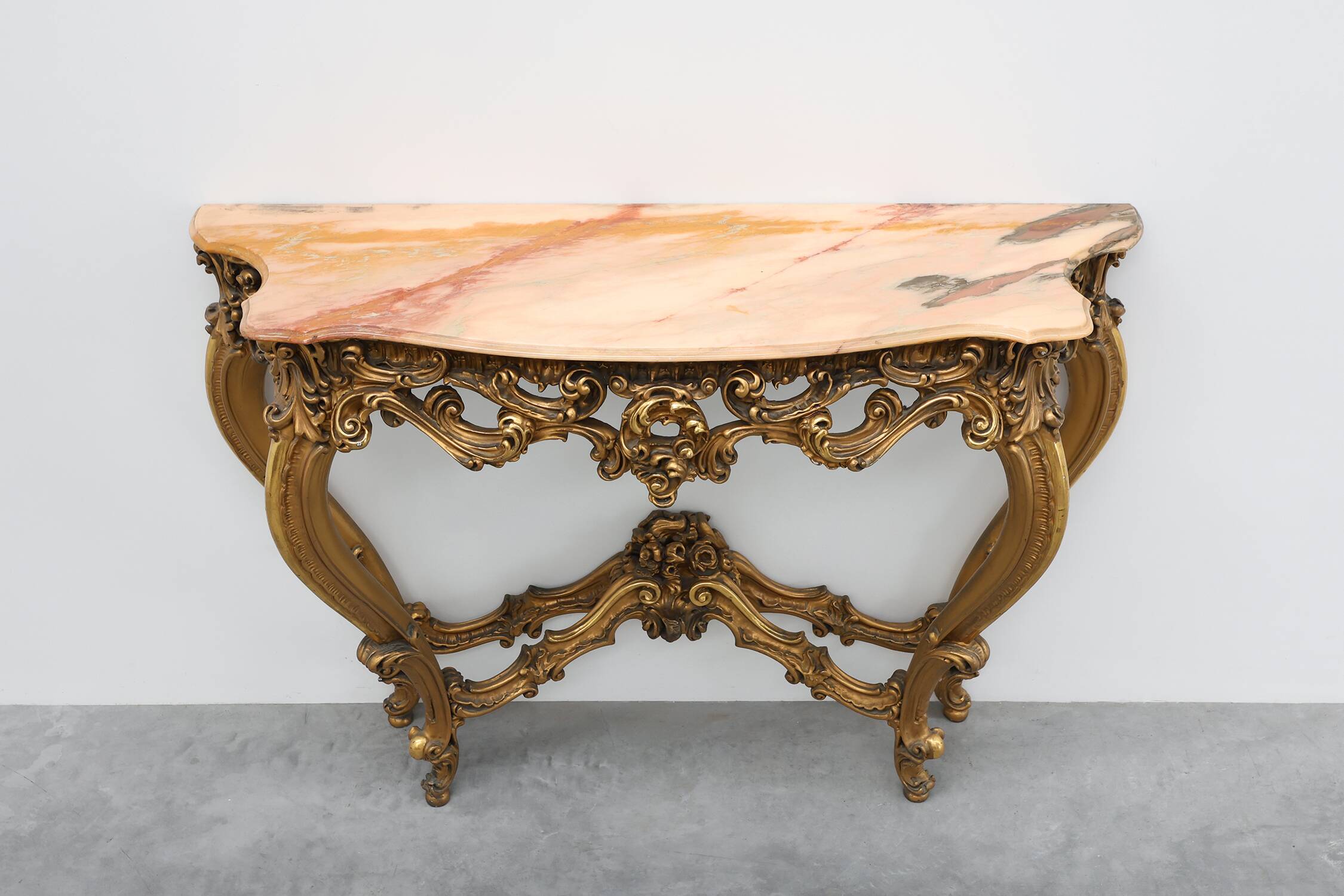 Console en bois doré sculpté avec plateau en marbre rose, style Louis XV / Rococo, It