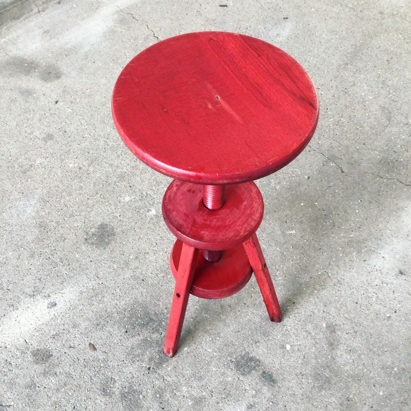Tabouret d’architecte à vis rouge