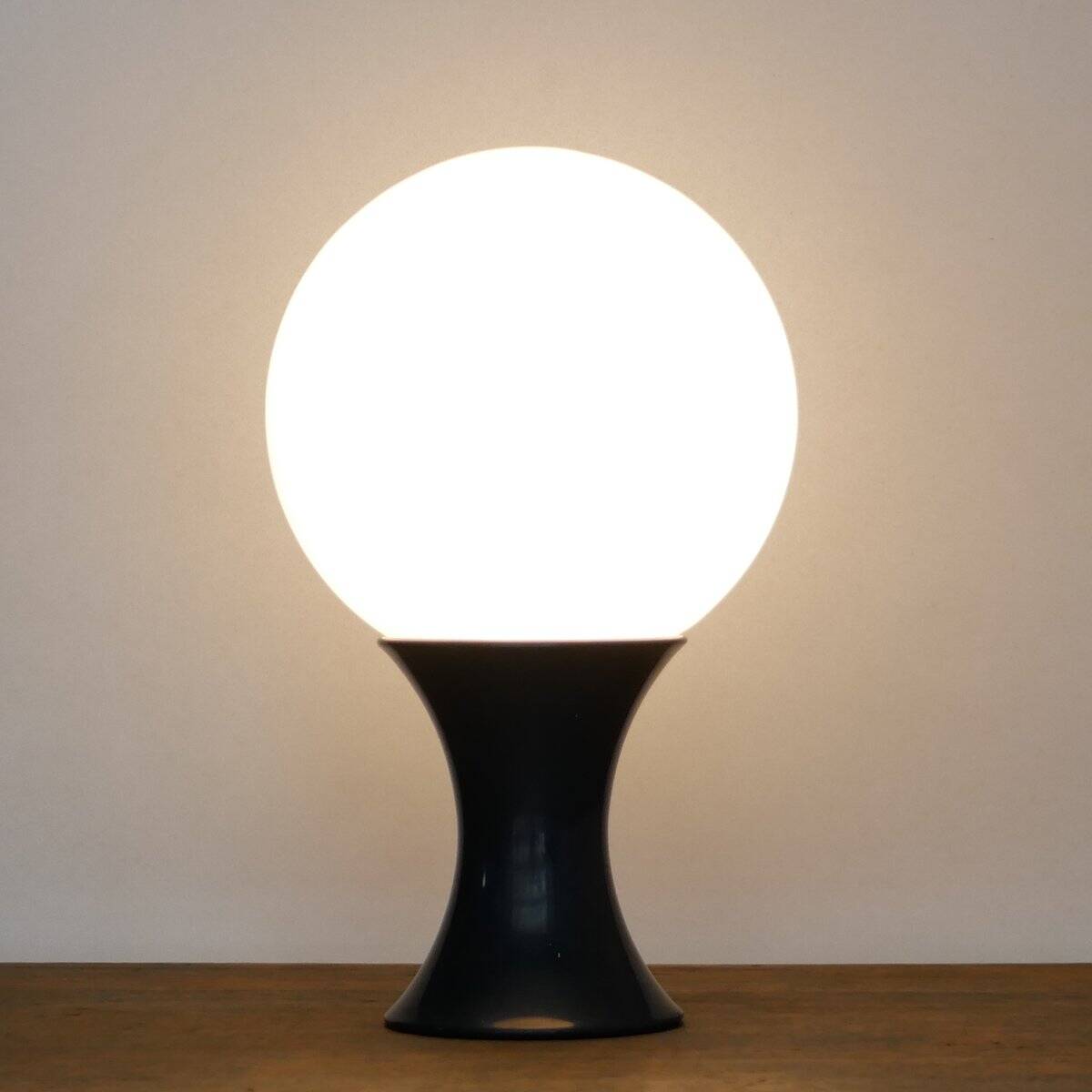 Grande lampe de table en forme de champignon en verre opalin blanc par Stilnovo, années 60