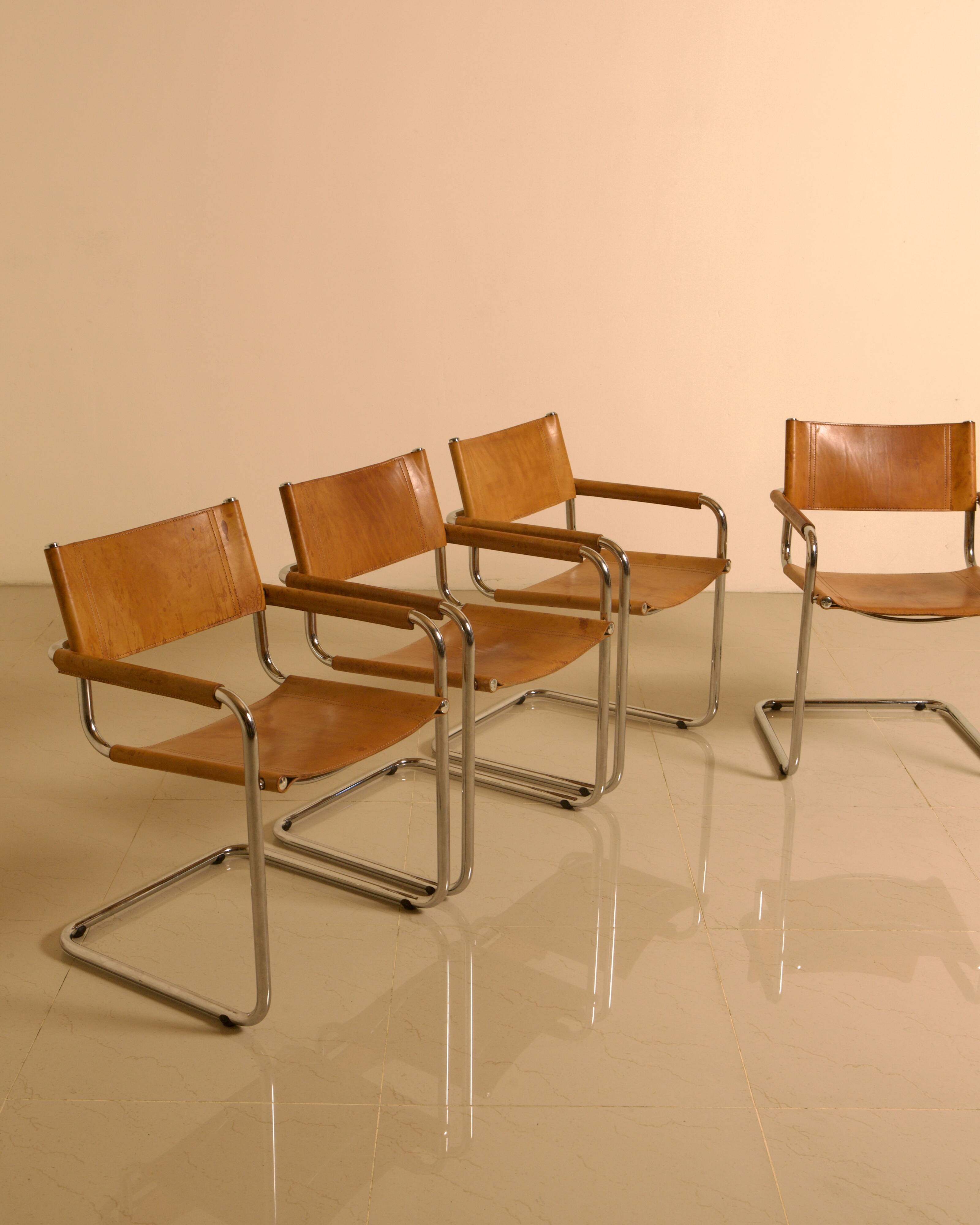 Ensemble de 4 chaises italienne en cuir cognac "Cantilever" par Marcel Breu