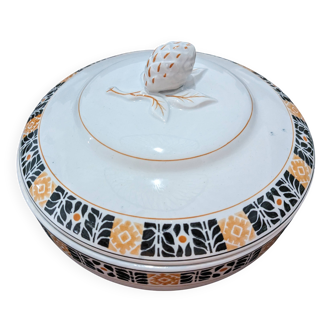 St Amand soup tureen, Trianon model
