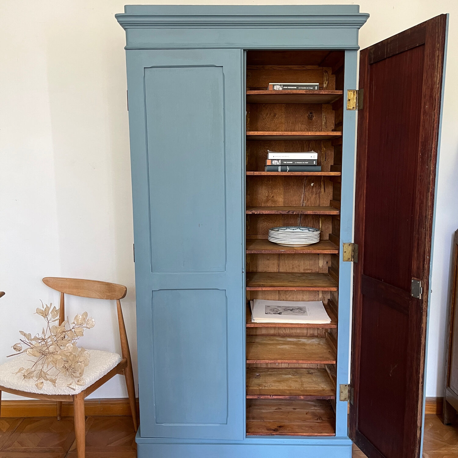 Parisian cabinet galvanizing blue