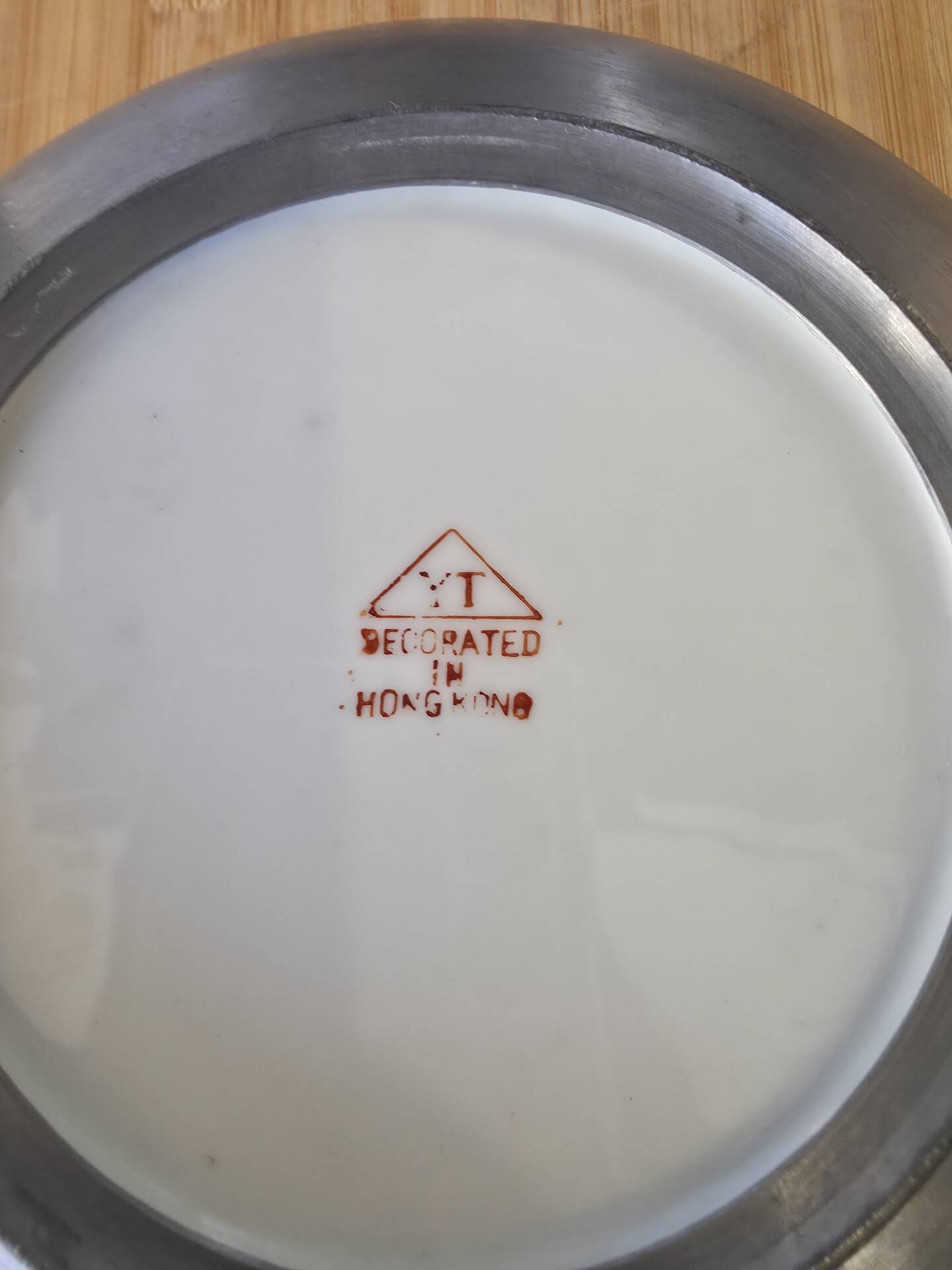 Vintage Porcelain Plate "Famille Rose" Hong Kong tin metal