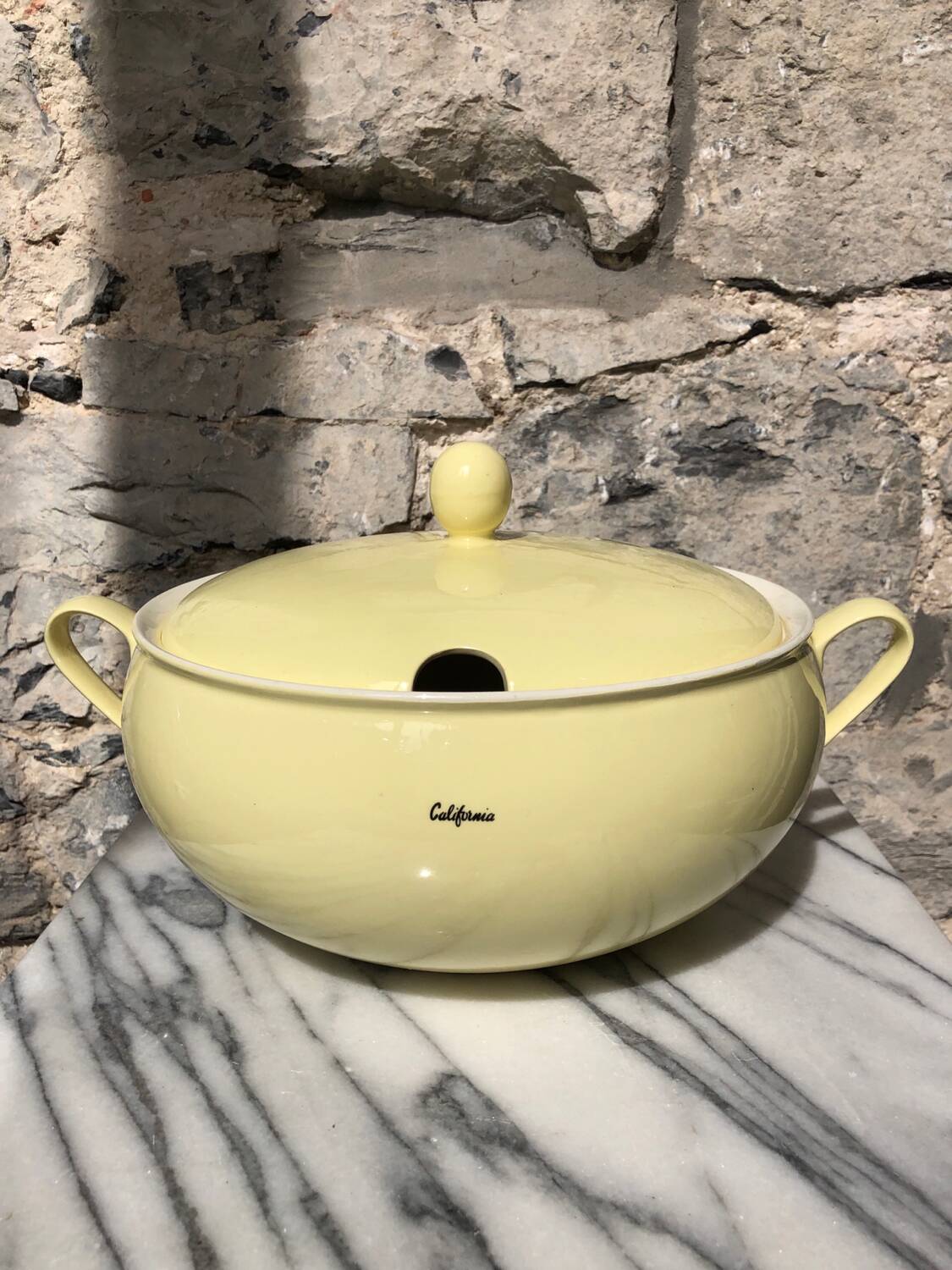 Pastel yellow soup tureen (Royal Sphinx Maestricht)