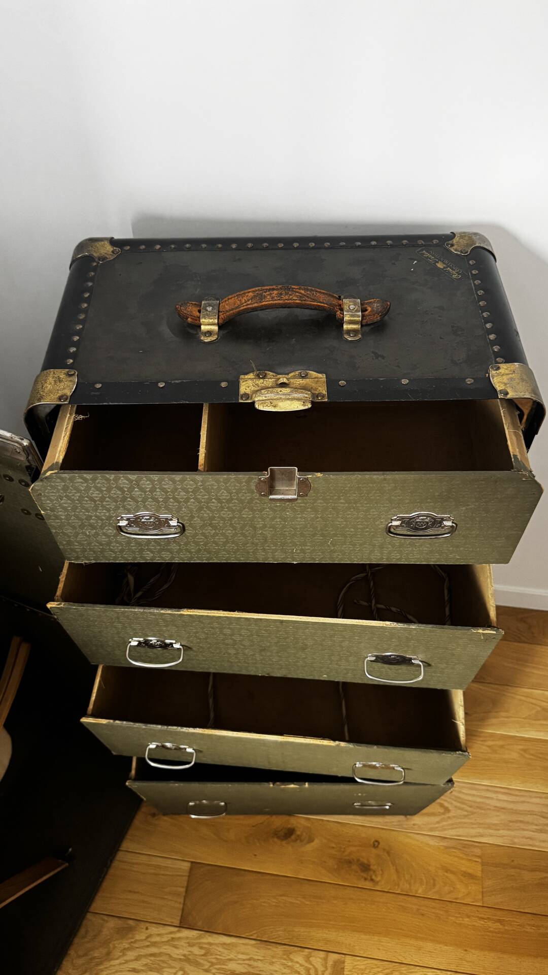 Wheary American travel trunk – 1920s
