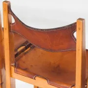 Ensemble de quatre chaises vintage. Bois d'orme et cuir. Maison Regain 70s