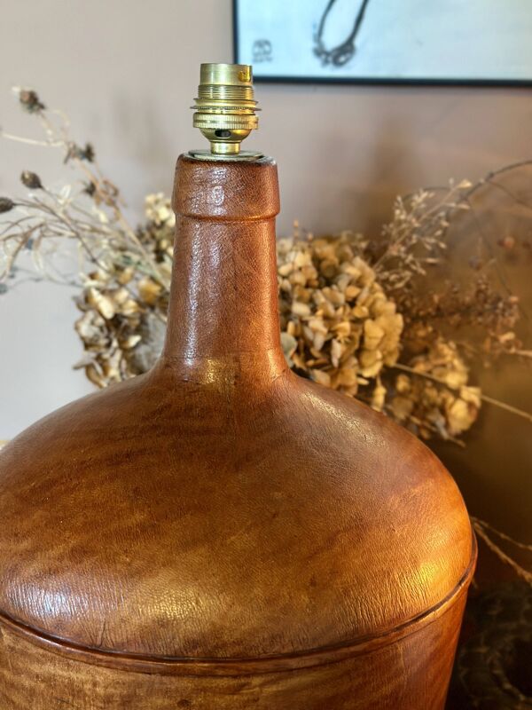 Dame-Jeanne en cuir. Une lampe vintage unique, alliant histoire et élégance
