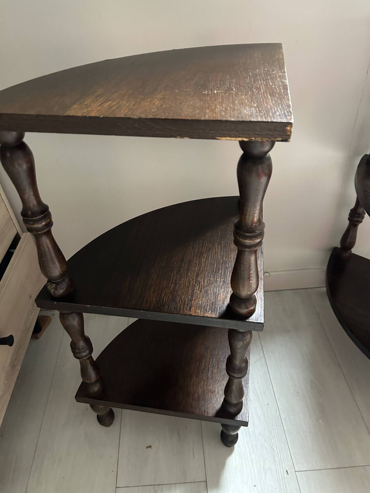 Pair of modular corner shelves in half-moon console – Napoleon I style