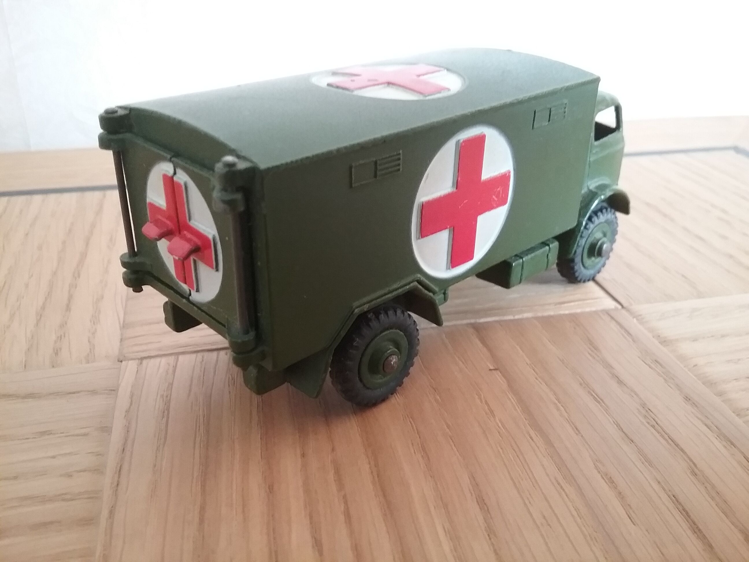 Military ambulance Dinky toys England ref 626 with box