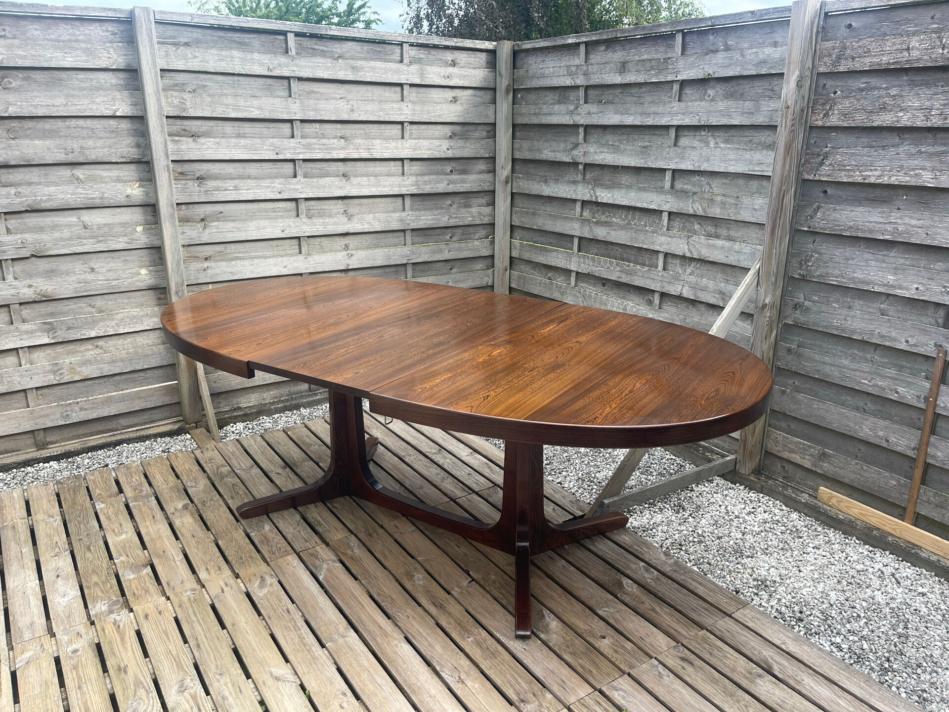 Extendable oval table Baumann, for up to 12 place settings.