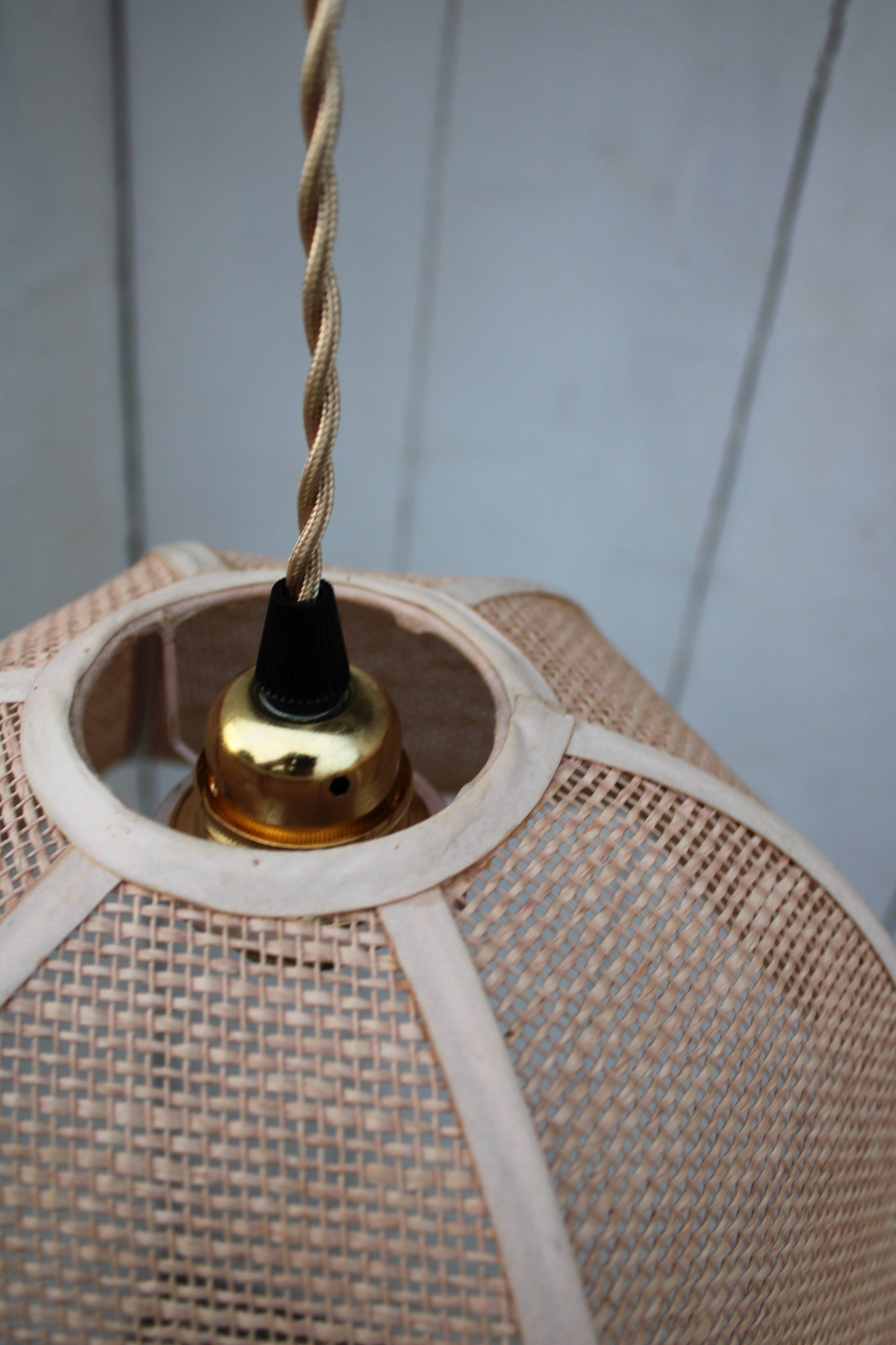 Hanging lamp flower in rafia