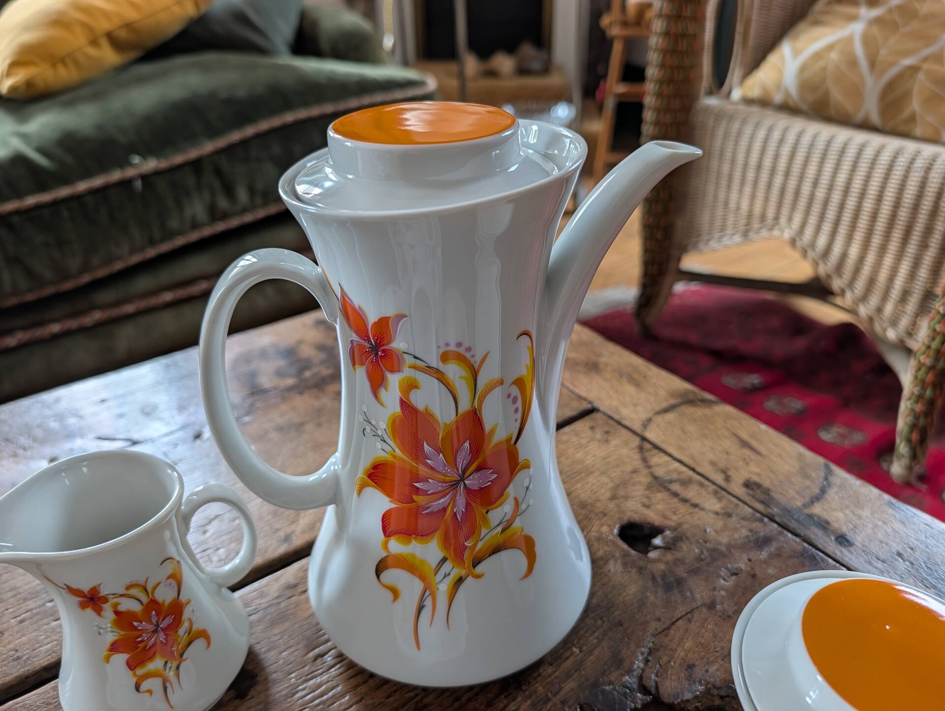 Service Winterling 70s – flamboyant floral orange décor