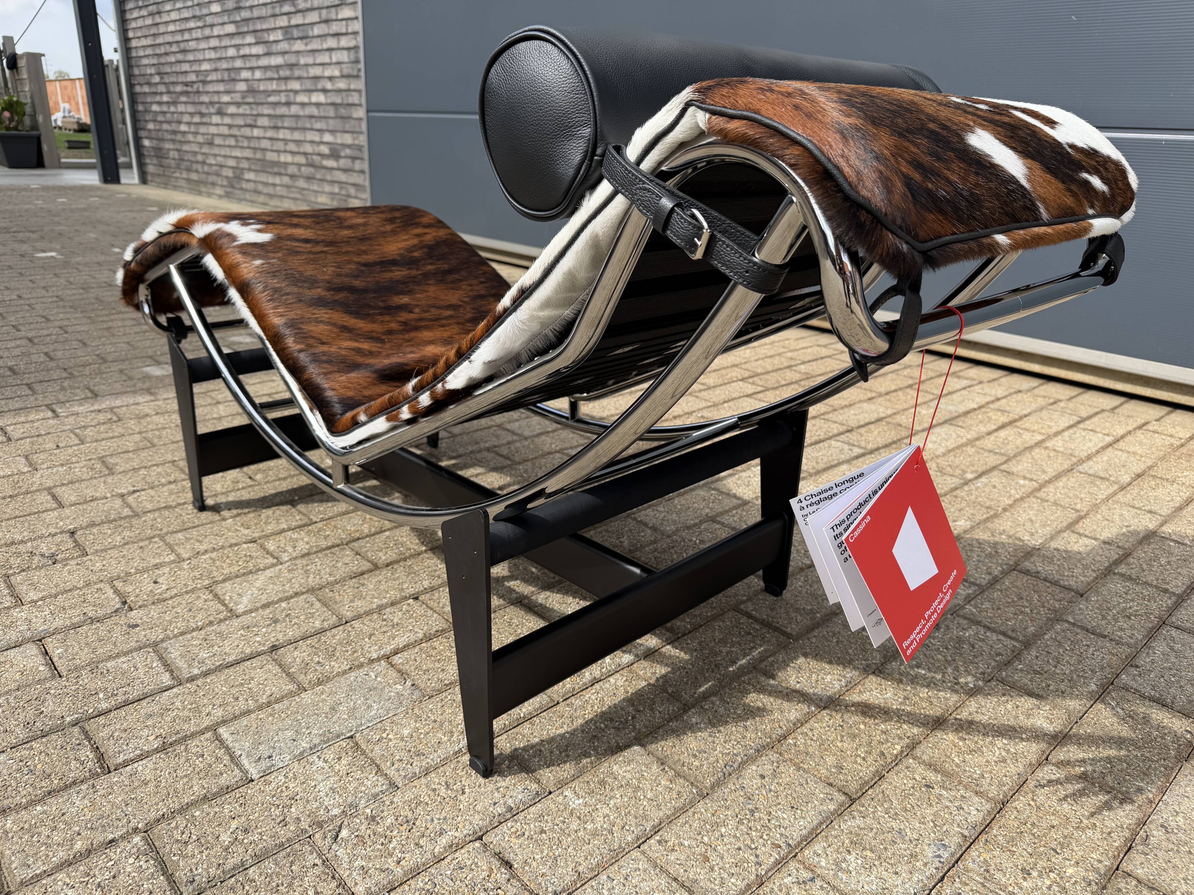 Cassina LC4 Le Corbusier original (signed) in cowhide, in new condition.