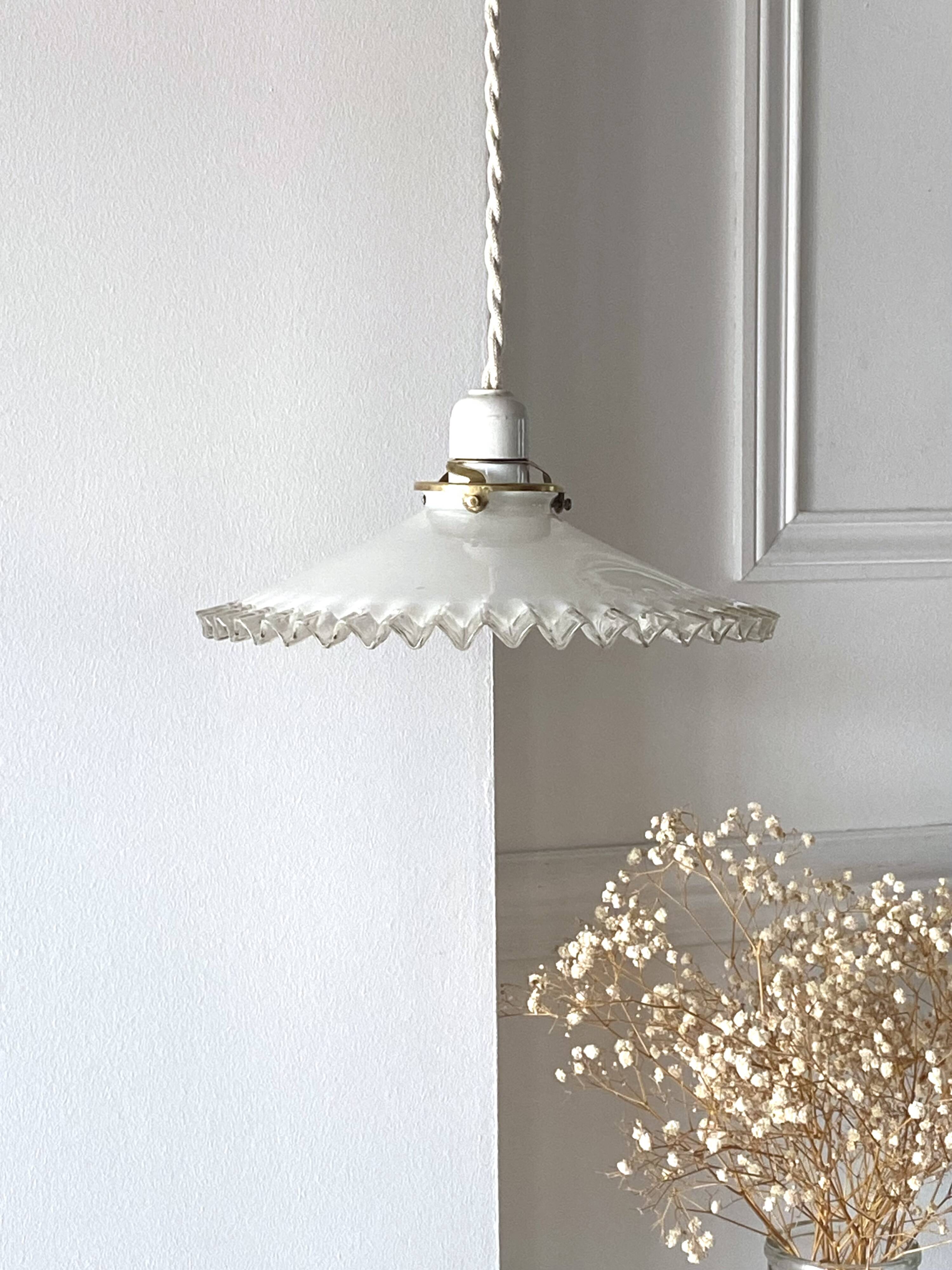 Suspension in white opaline