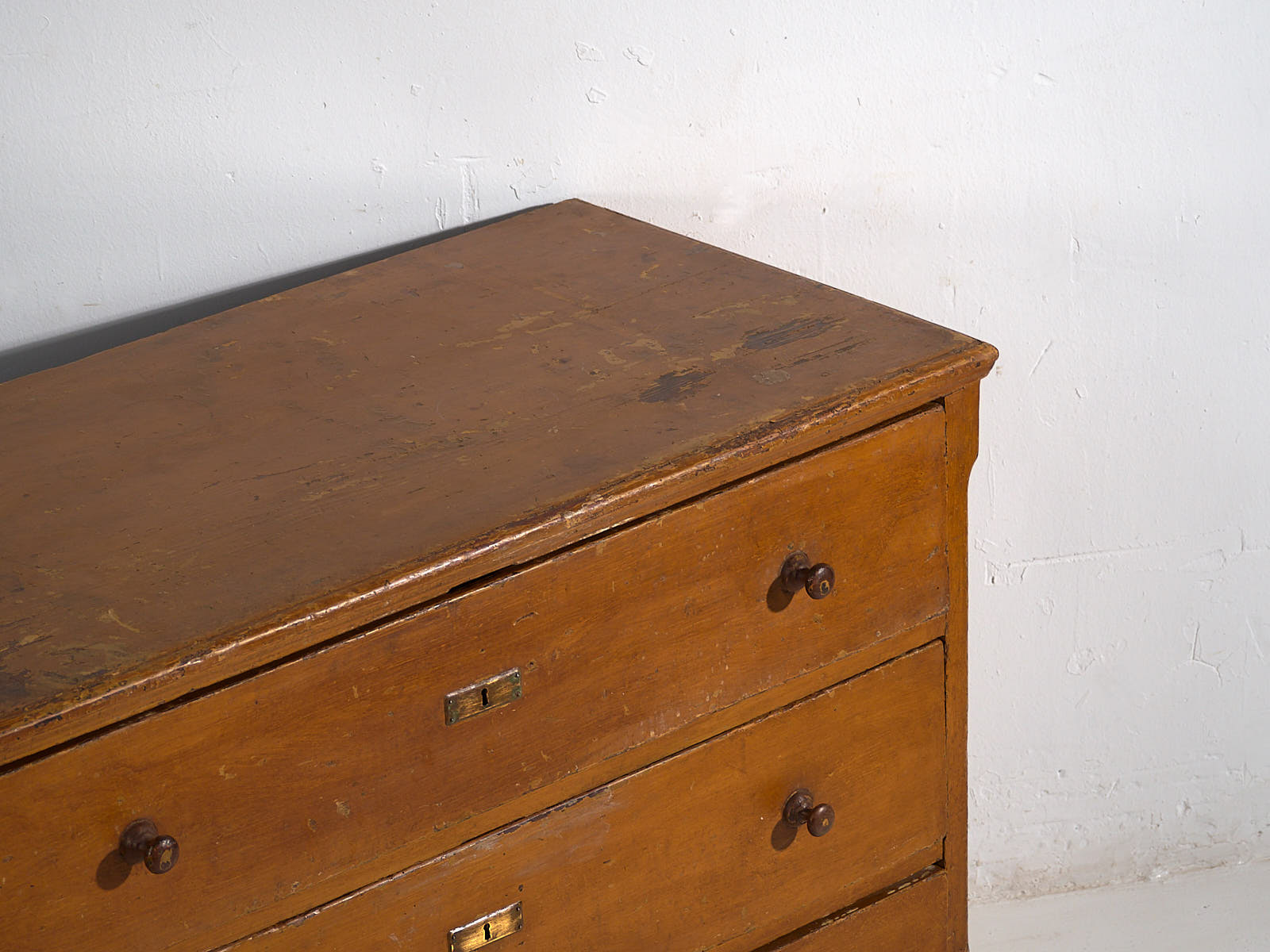 Commode ancienne à trois tiroirs (vers 1920)