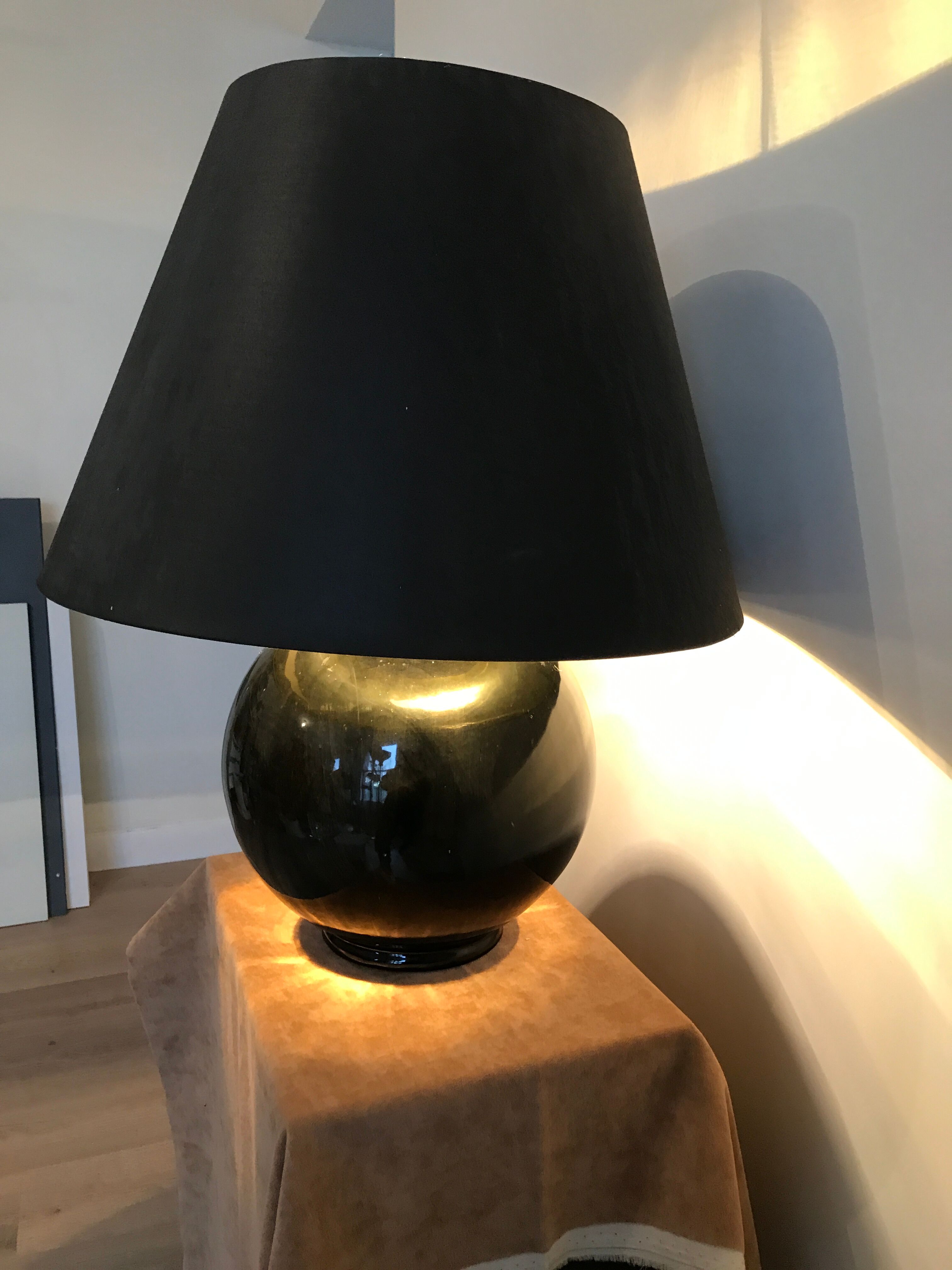 Black ceramic ball lamp