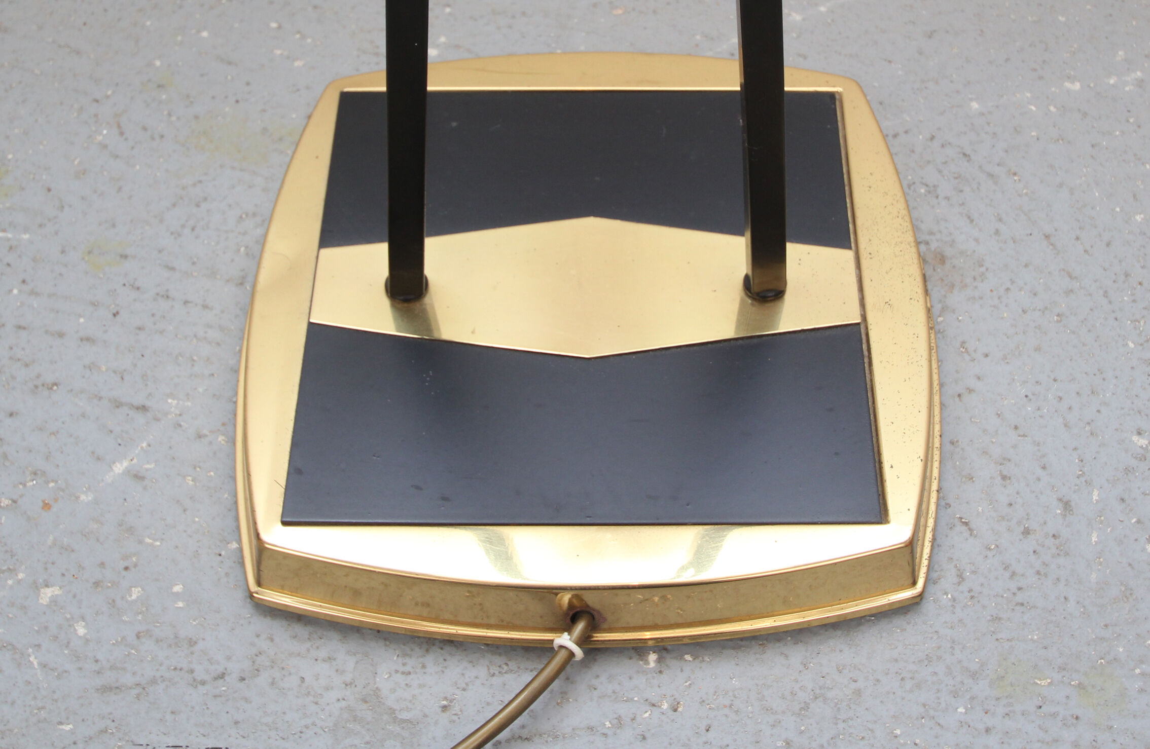1950s floor-lamp in brass and plissé