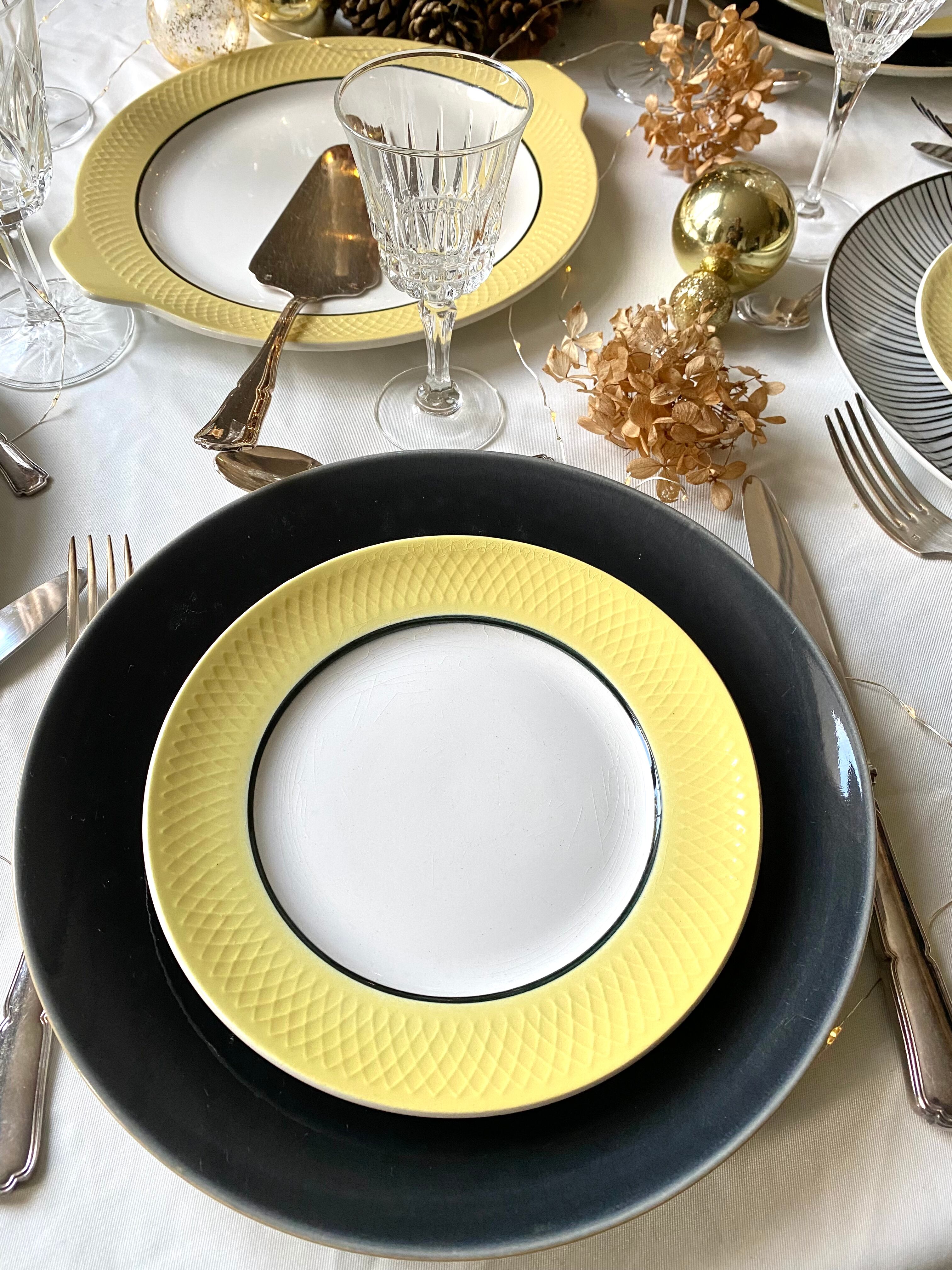 Ensemble ancien de 8 assiettes et un plat