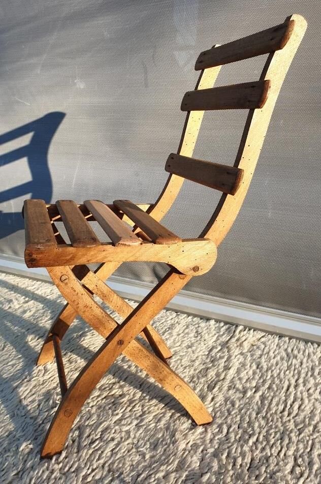 Foldable children's chair with beveled wooden slats