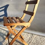 Foldable children's chair with beveled wooden slats