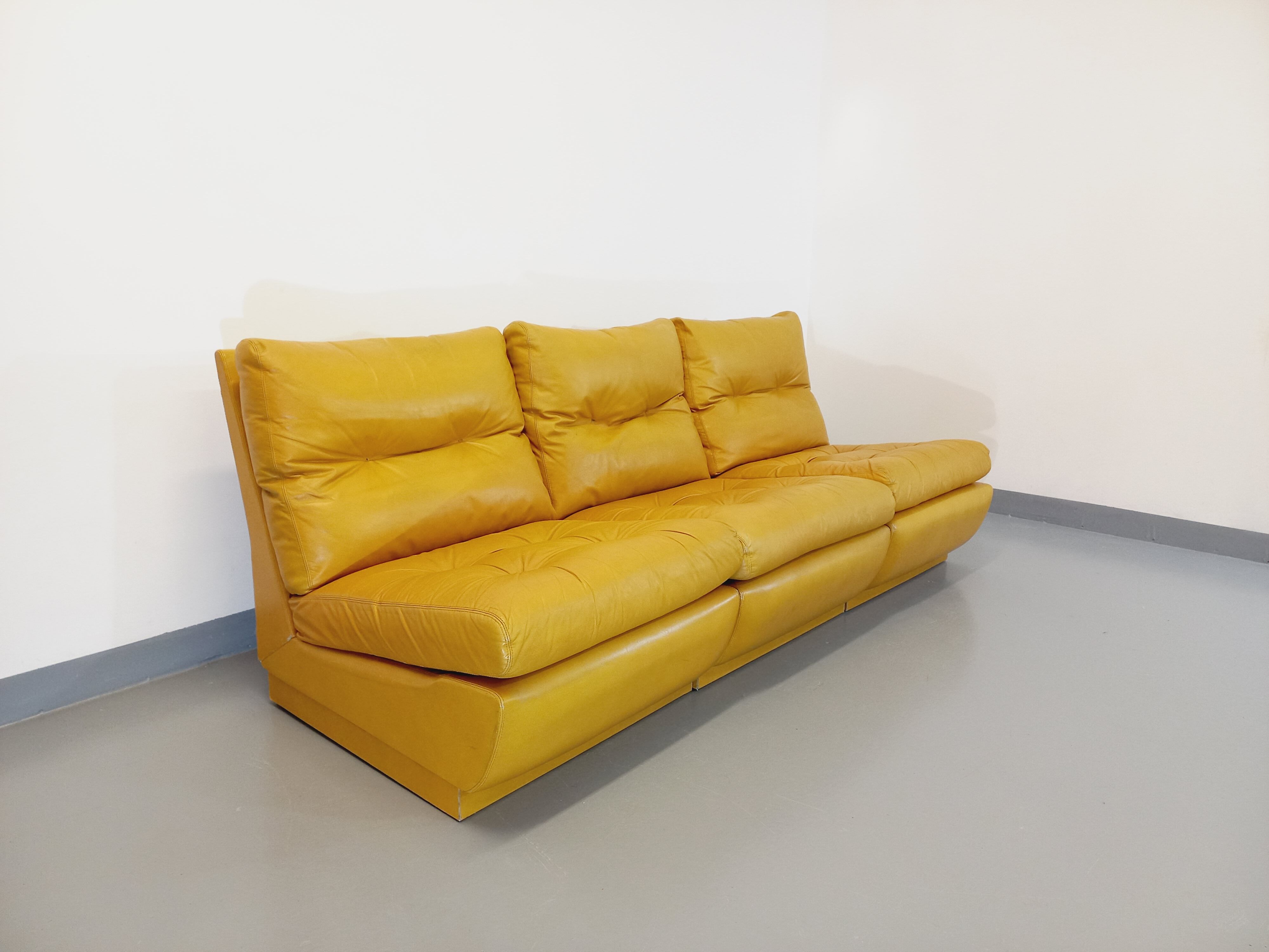 Suite of 3 Roche Bobois vintage chauffeurs in mustard yellow leather 70s