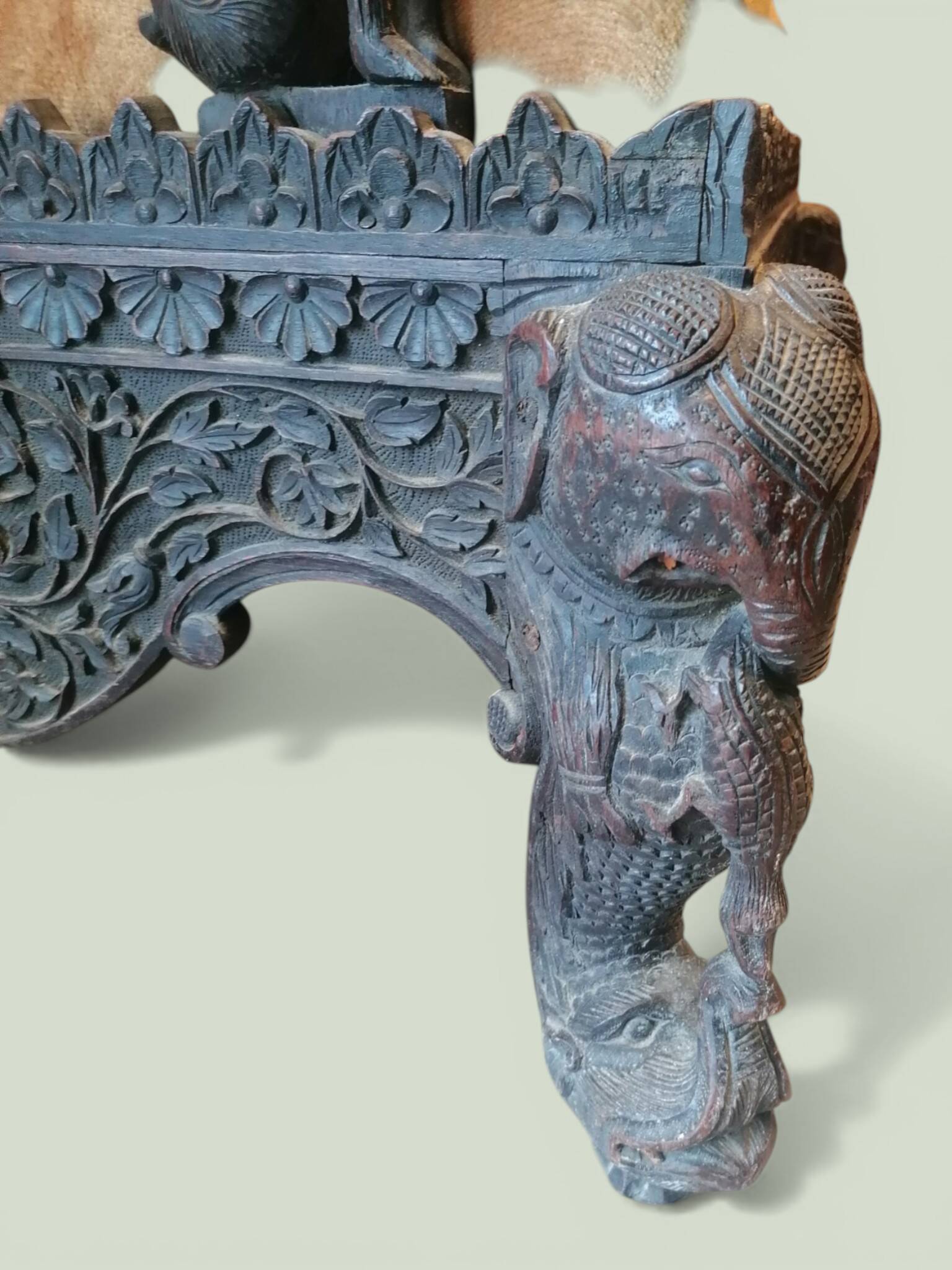 Indian throne chair in carved red wood - Buddhist / Hindu.