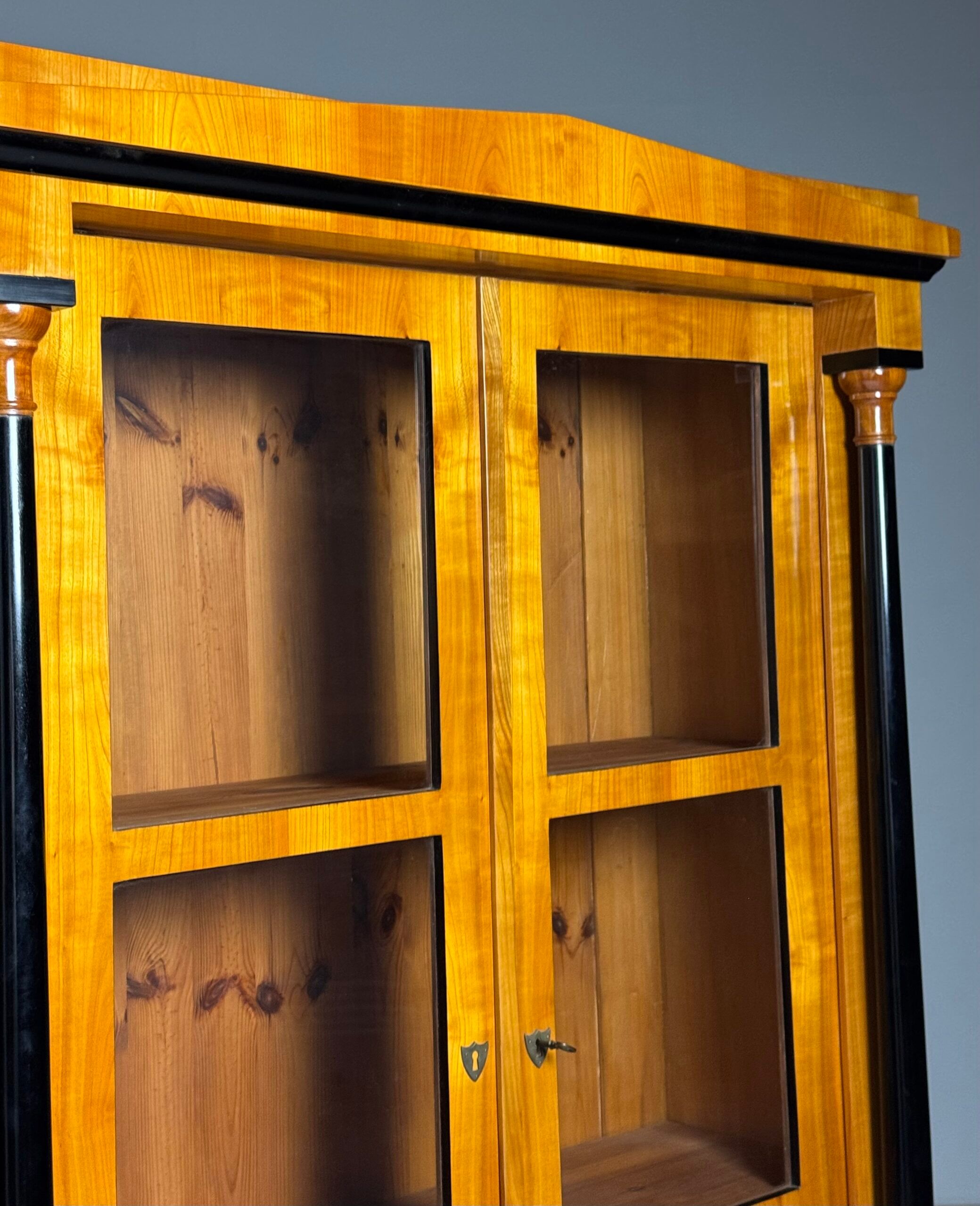 Vitrine Biedermeier allemande du 19e siècle