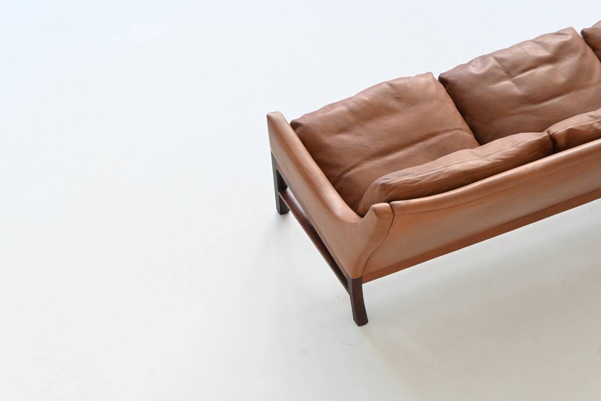 Canapé scandinave trois places en palissandre et cuir marron Danemark 1960