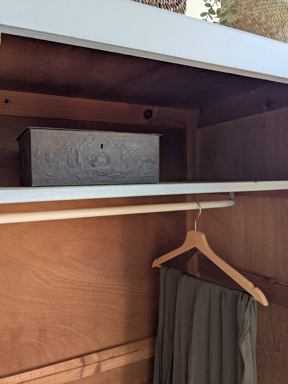 Parisian one-door wardrobe