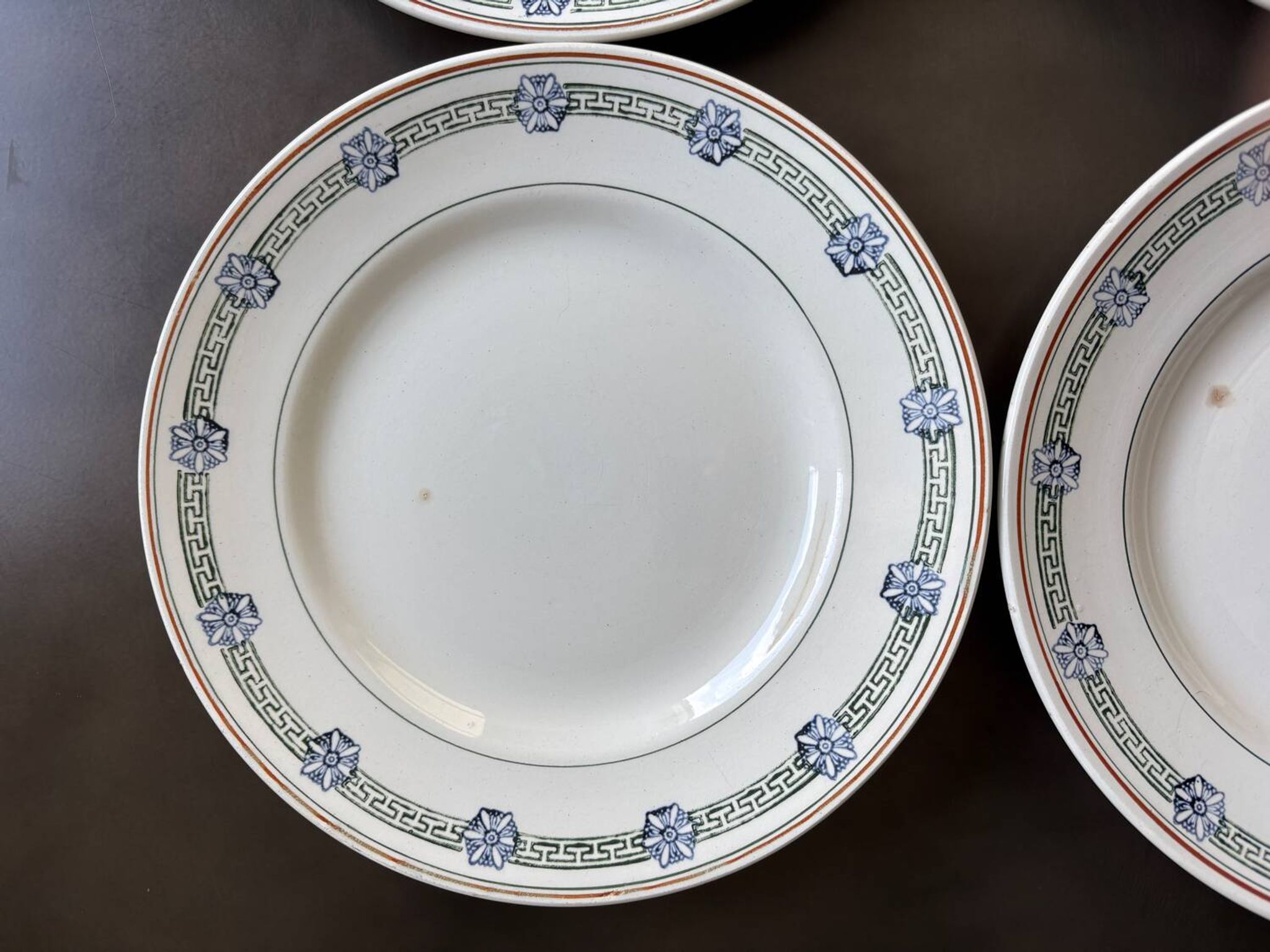 4 assiettes plates St Amand terre de fer