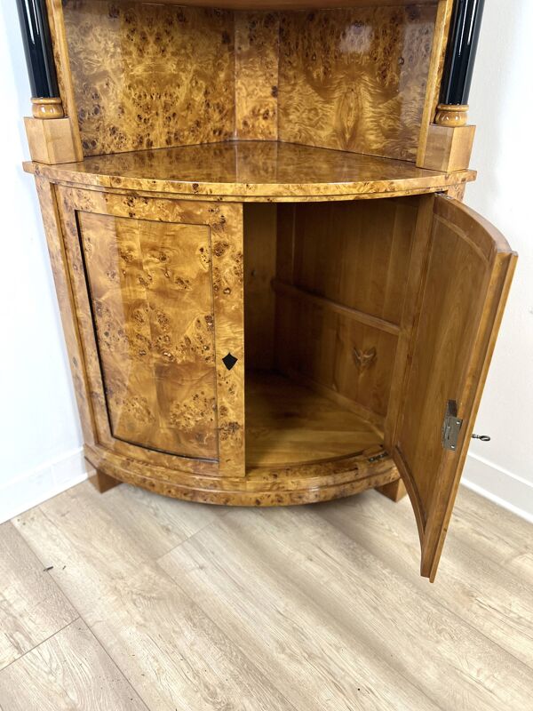 Vitrine d’angle Biedermeier en loupe de bouleau