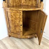 Vitrine d’angle Biedermeier en loupe de bouleau