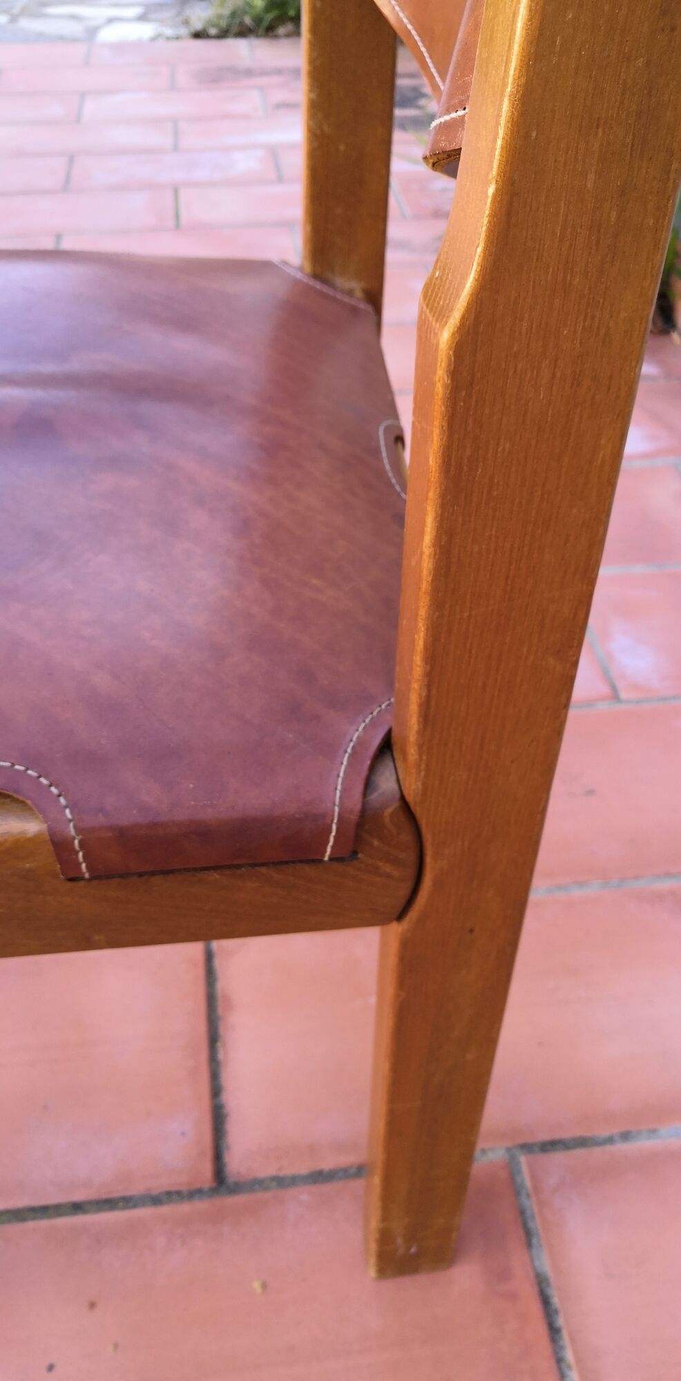 Series of 6 elm and leather chairs from the Maison Regain 60s