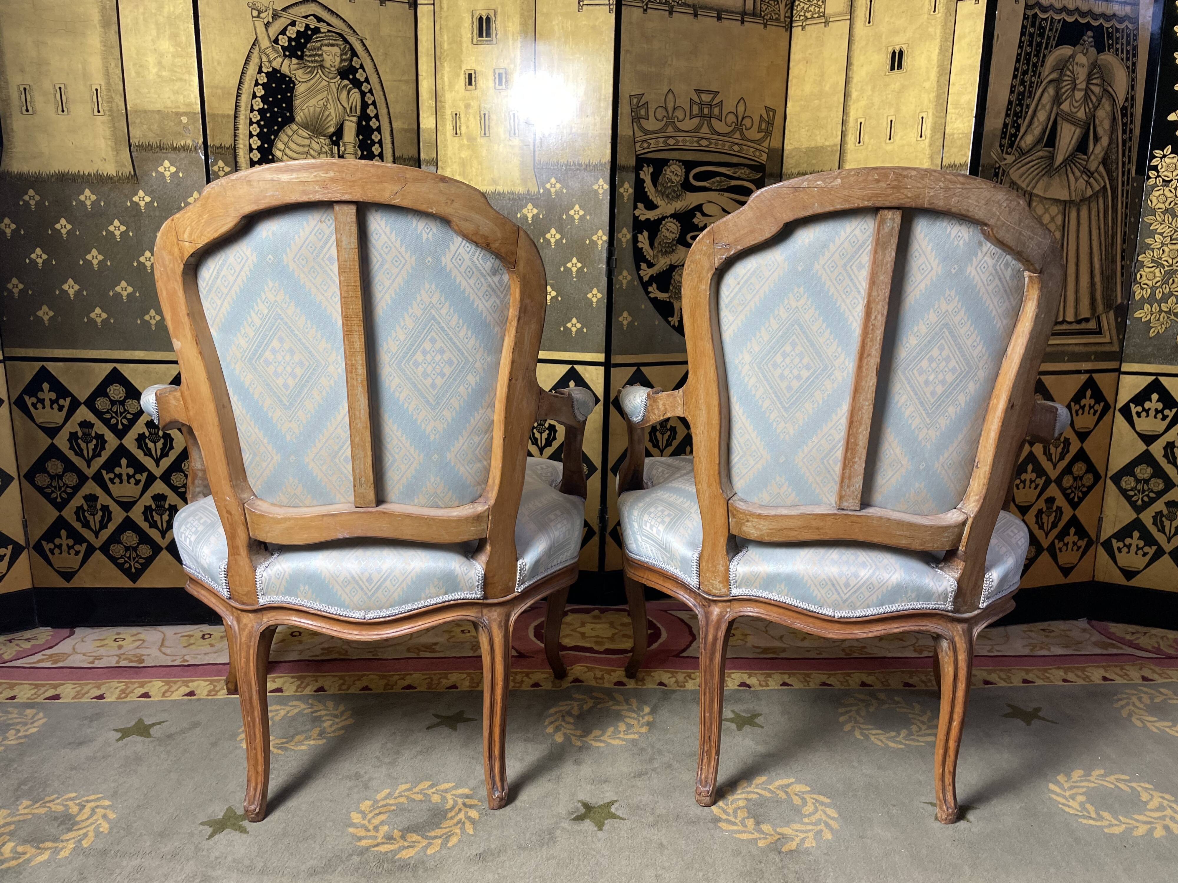 Paire de fauteuils cabriolets de style Louis XV