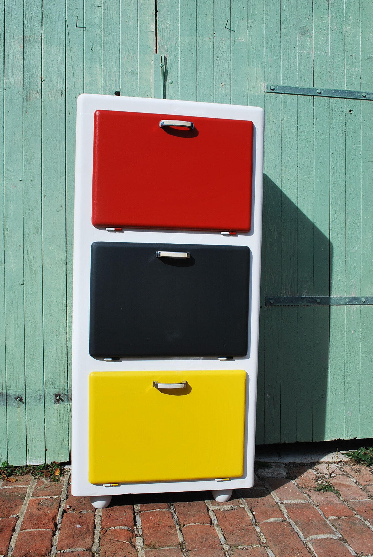 Renovated buffet in Mondrian colors