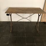 Table de bistrot ancienne avec pieds en fonte et plateau en bois