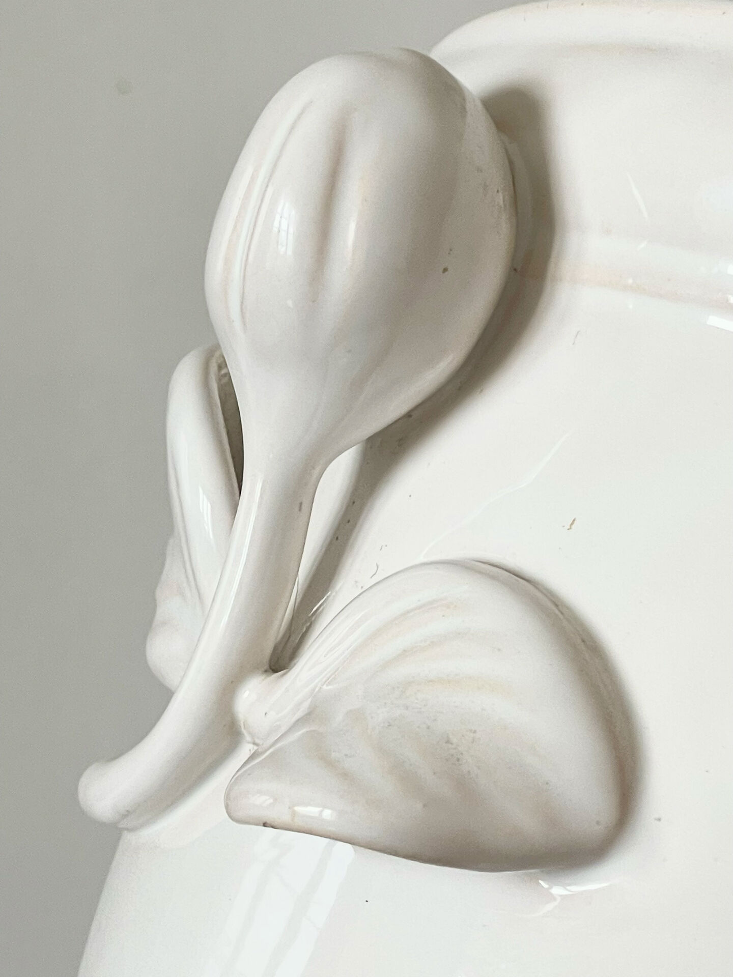 Cache pot en faïence blanche