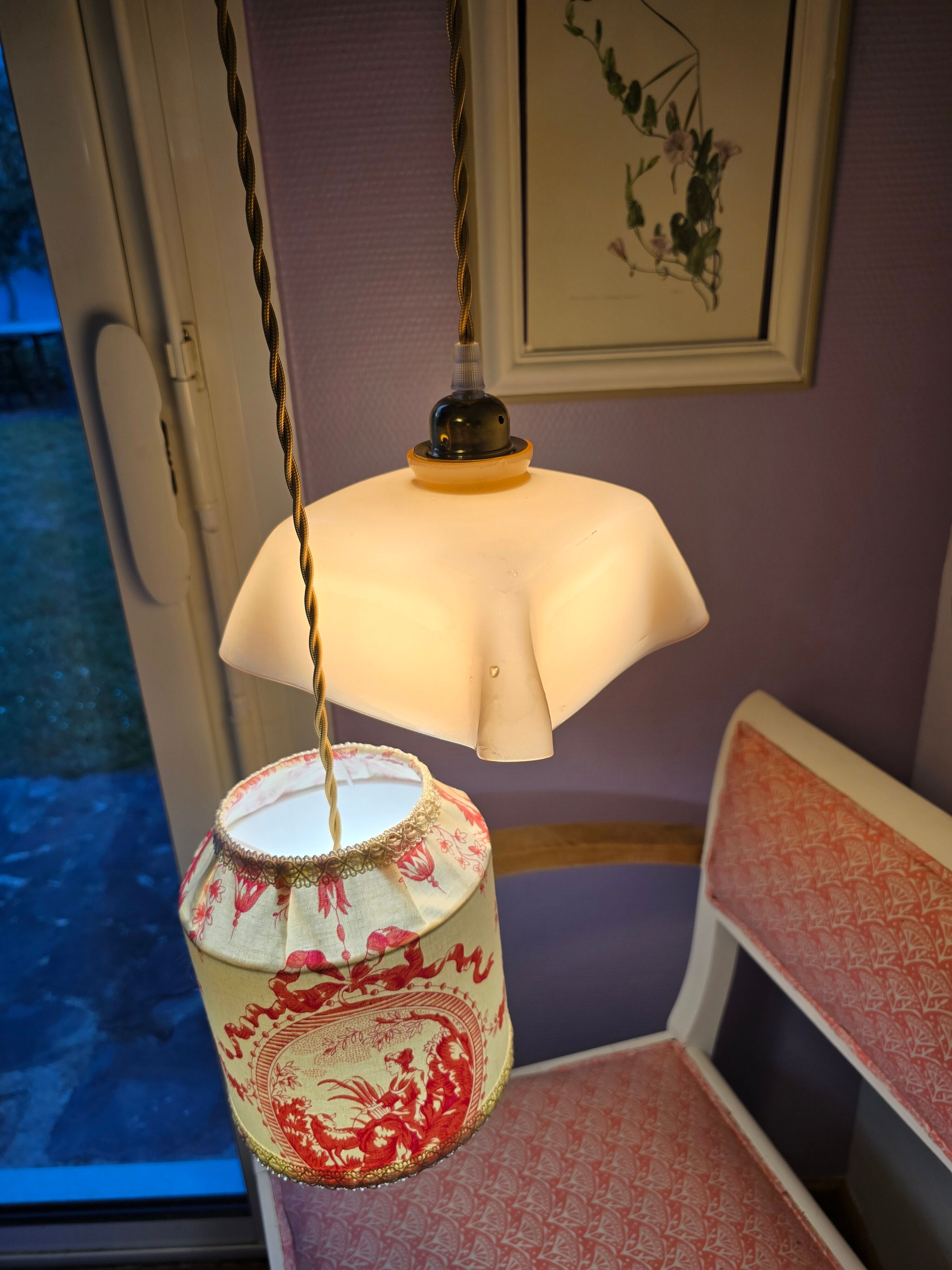 Suspension abat jour en toile de Jouy et opaline drapée rose