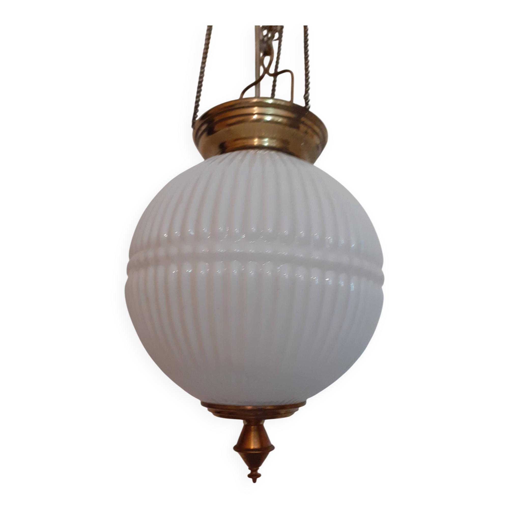 Suspension ancienne en opaline et laiton