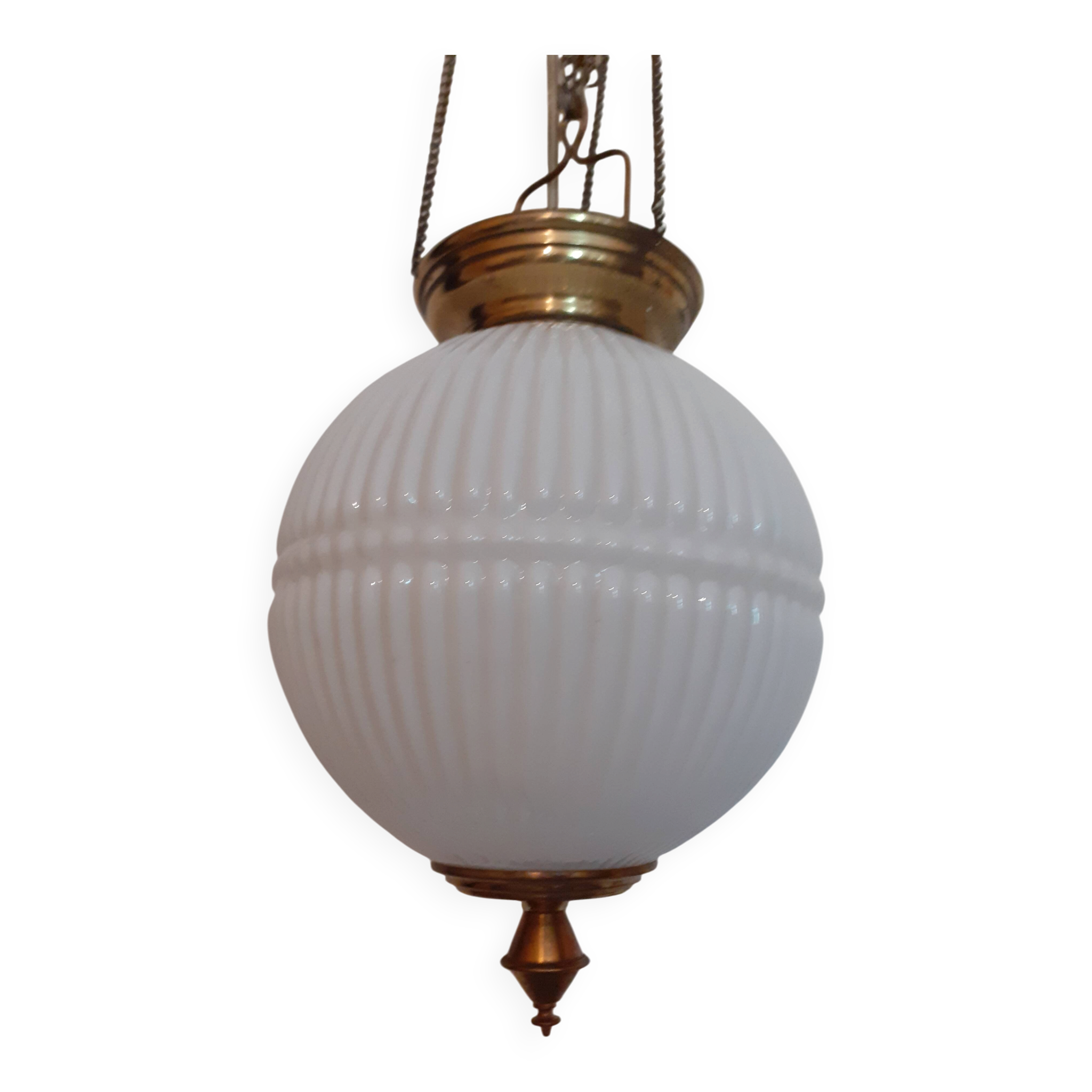 Suspension ancienne en opaline et laiton