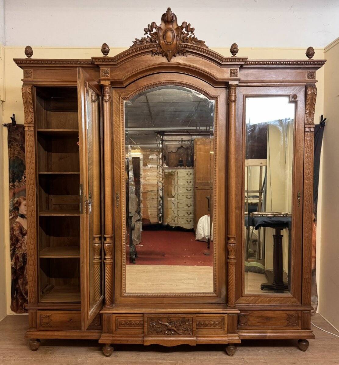 armoire style Louis XVI en noyer vers 1850