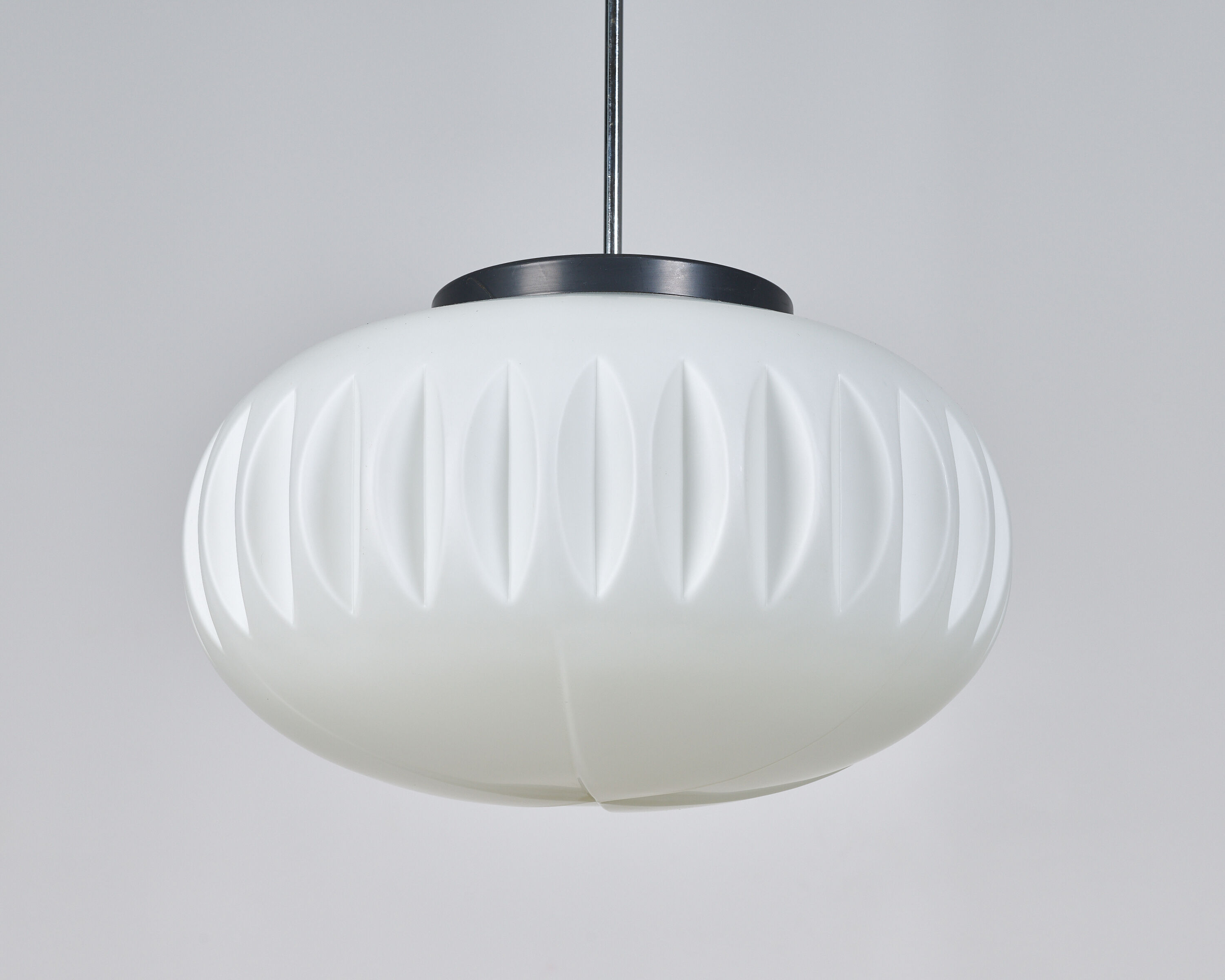 Suspension en verre opaline par Napako années 60