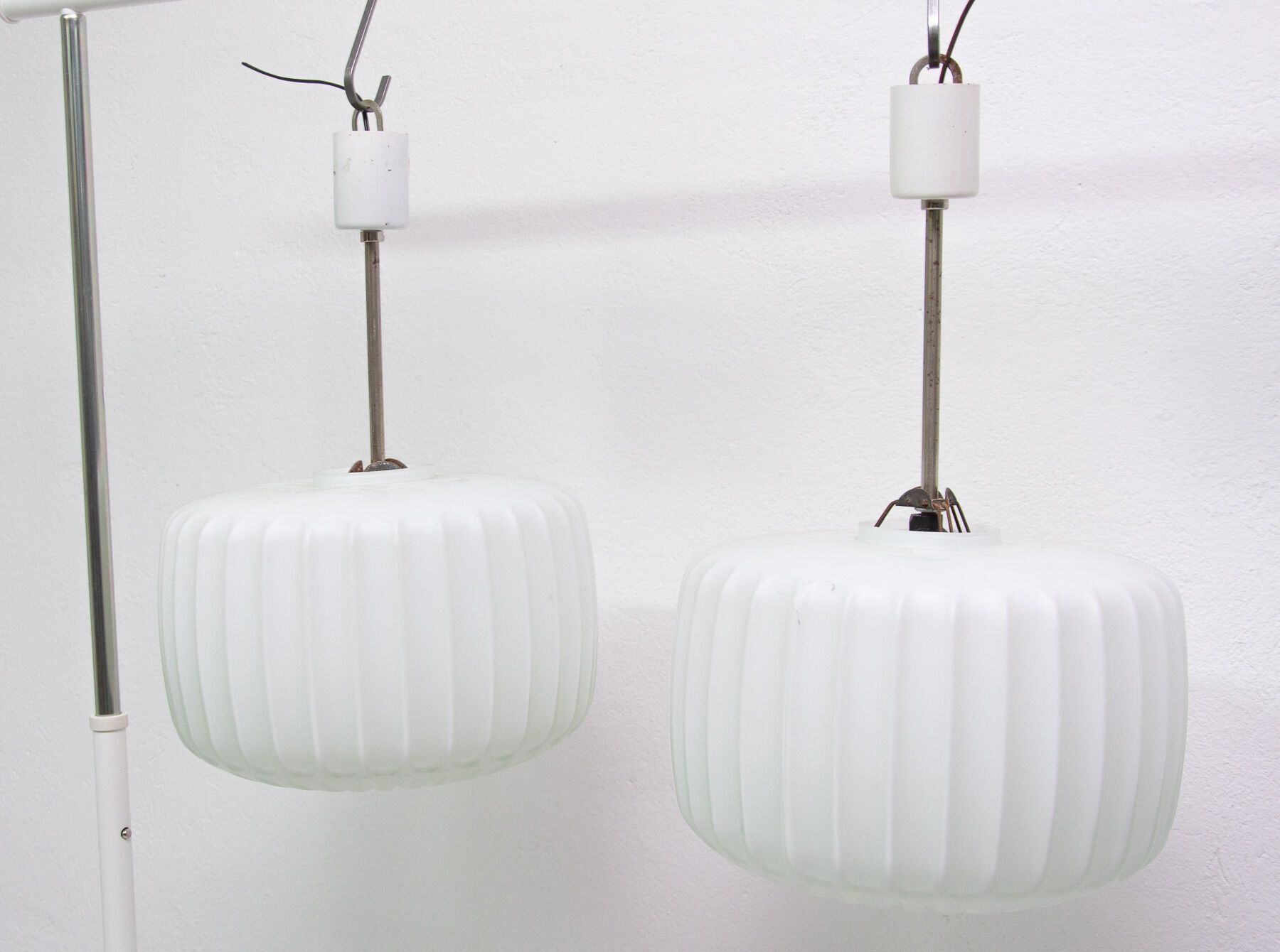 Paire de suspensions en verre opaline Vintage, bloc de l’est 1970