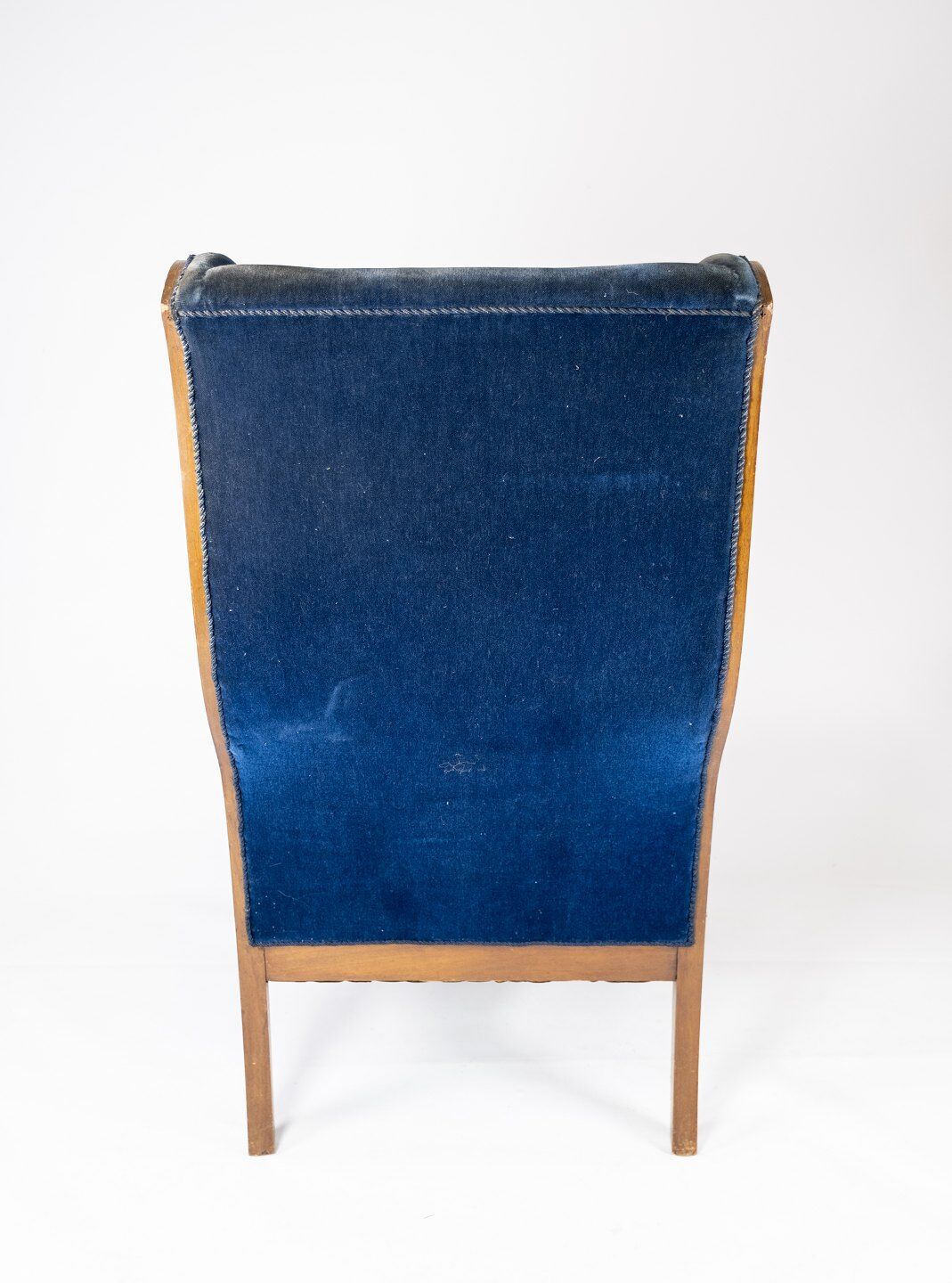 Armchair upholstered with blu velvet and mahogany designed by Frits Henningsen. The chair is great v