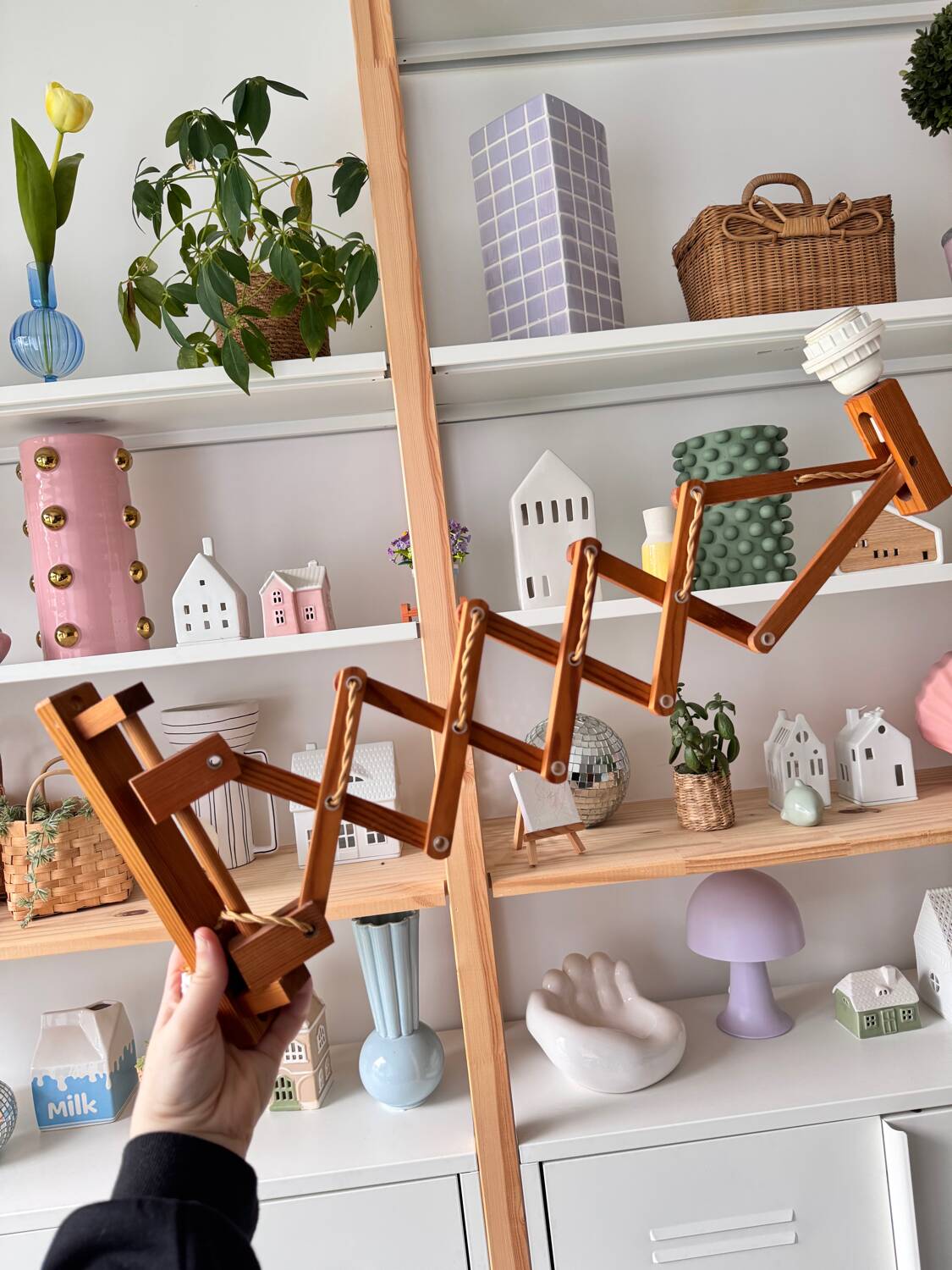 Extendable wooden wall lamp